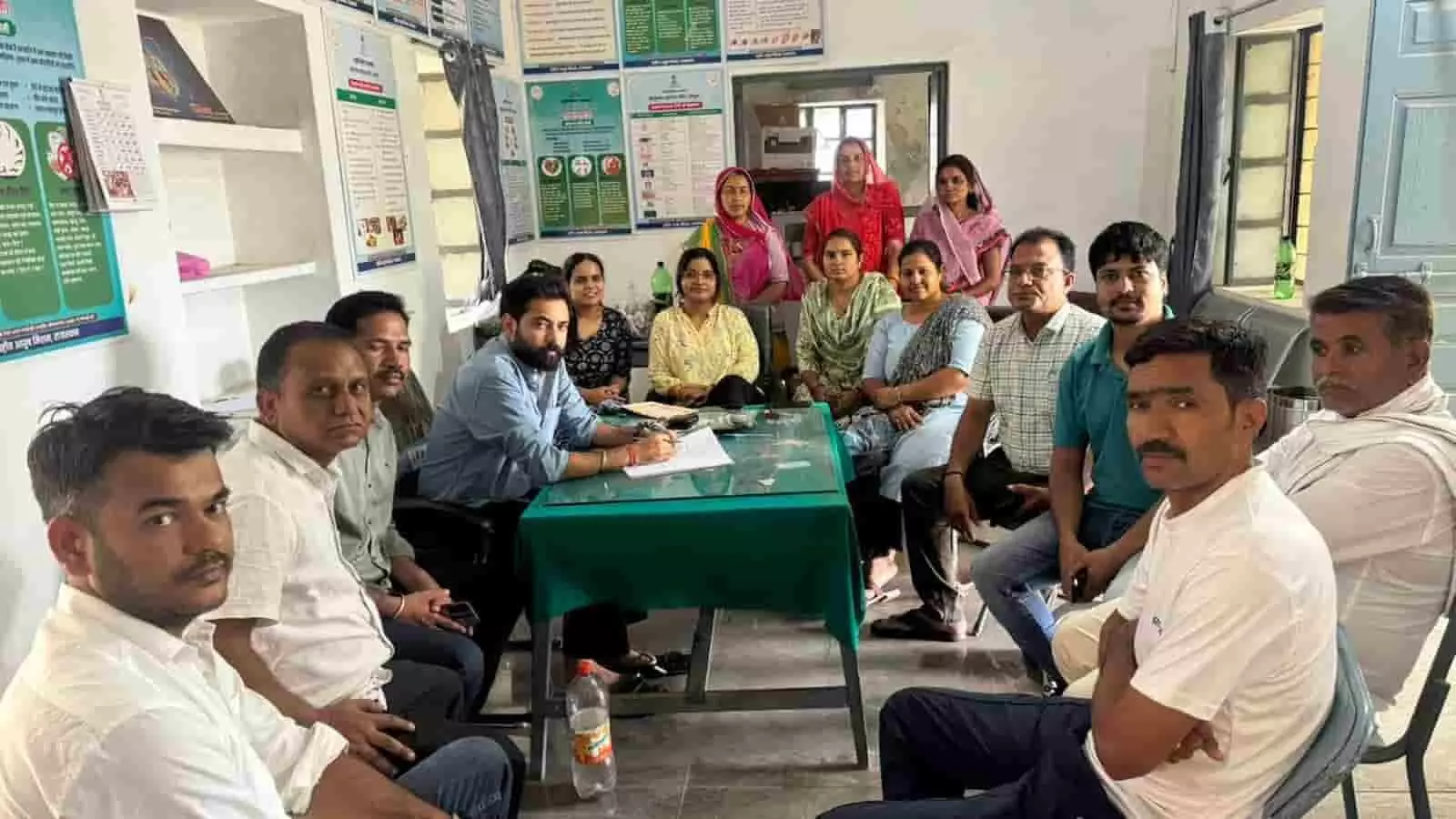 राजकीय आयुर्वेद चिकित्सालय सरदारगढ़ में अंतर्राष्ट्रीय योग दिवस की तैयारियों को लेकर बैठक करते अधिकारी और कर्मचारी। राजकीय आयुर्वेद चिकित्सालय सरदारगढ़ में अंतर्राष्ट्रीय योग दिवस की तैयारियों को लेकर बैठक करते अधिकारी और कर्मचारी।