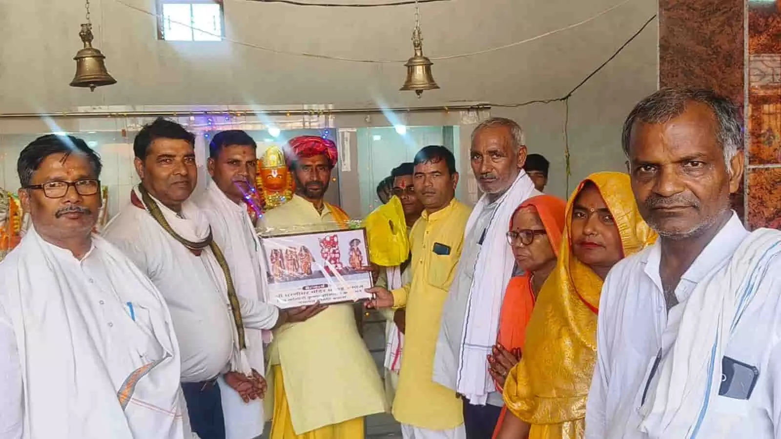 धरणीधर मंदिर परिसर में राम कथा समापन के दौरान स्मृति चिह्न पकड़े हुए श्रद्धालु पुरुष और महिलाएं। धरणीधर मंदिर परिसर में राम कथा समापन के दौरान स्मृति चिह्न पकड़े हुए श्रद्धालु पुरुष और महिलाएं।
