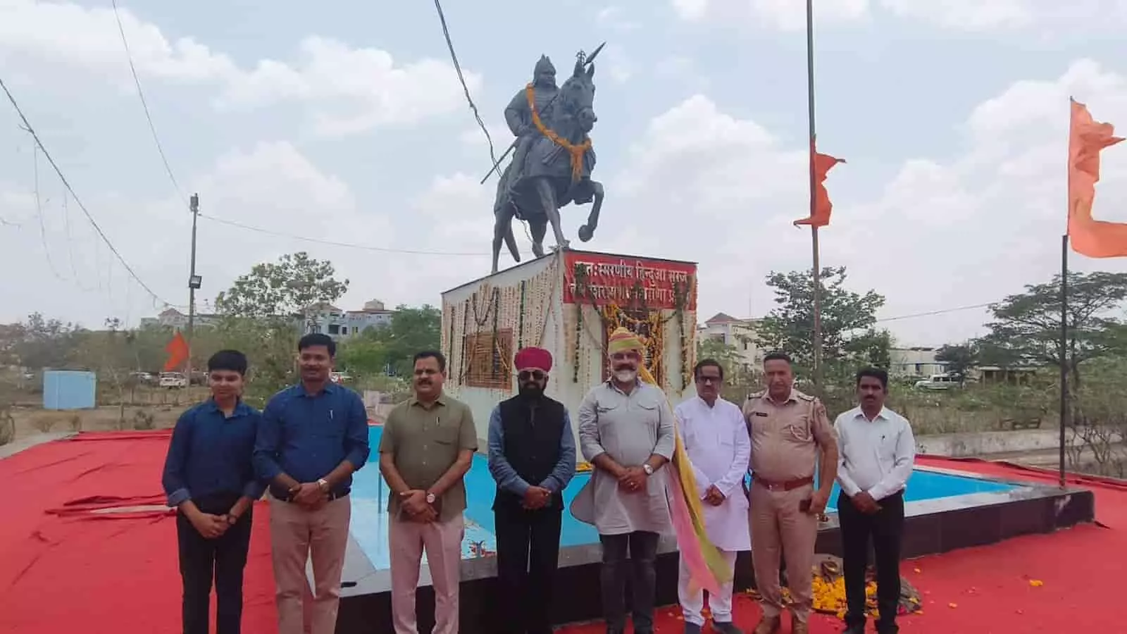 धरियावद के मुख्य मार्ग पर महाराणा प्रताप जयंती के उपलक्ष्य में केसरिया ध्वज लेकर शोभायात्रा निकालते हुए लोग। धरियावद के मुख्य मार्ग पर महाराणा प्रताप जयंती के उपलक्ष्य में केसरिया ध्वज लेकर शोभायात्रा निकालते हुए लोग।