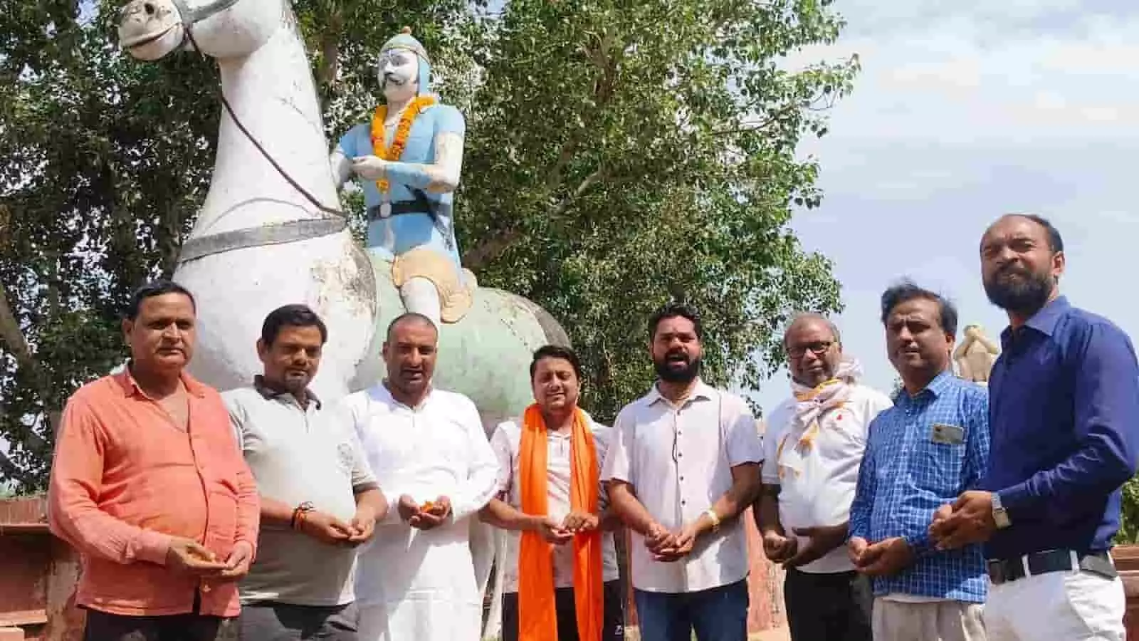 भुसावर के सेठ रघुनाथ गार्डन में महाराणा प्रताप की प्रतिमा के सामने खड़े भारत विकास परिषद के पदाधिकारी और कार्यकर्ता। भुसावर के सेठ रघुनाथ गार्डन में महाराणा प्रताप की प्रतिमा के सामने खड़े भारत विकास परिषद के पदाधिकारी और कार्यकर्ता।