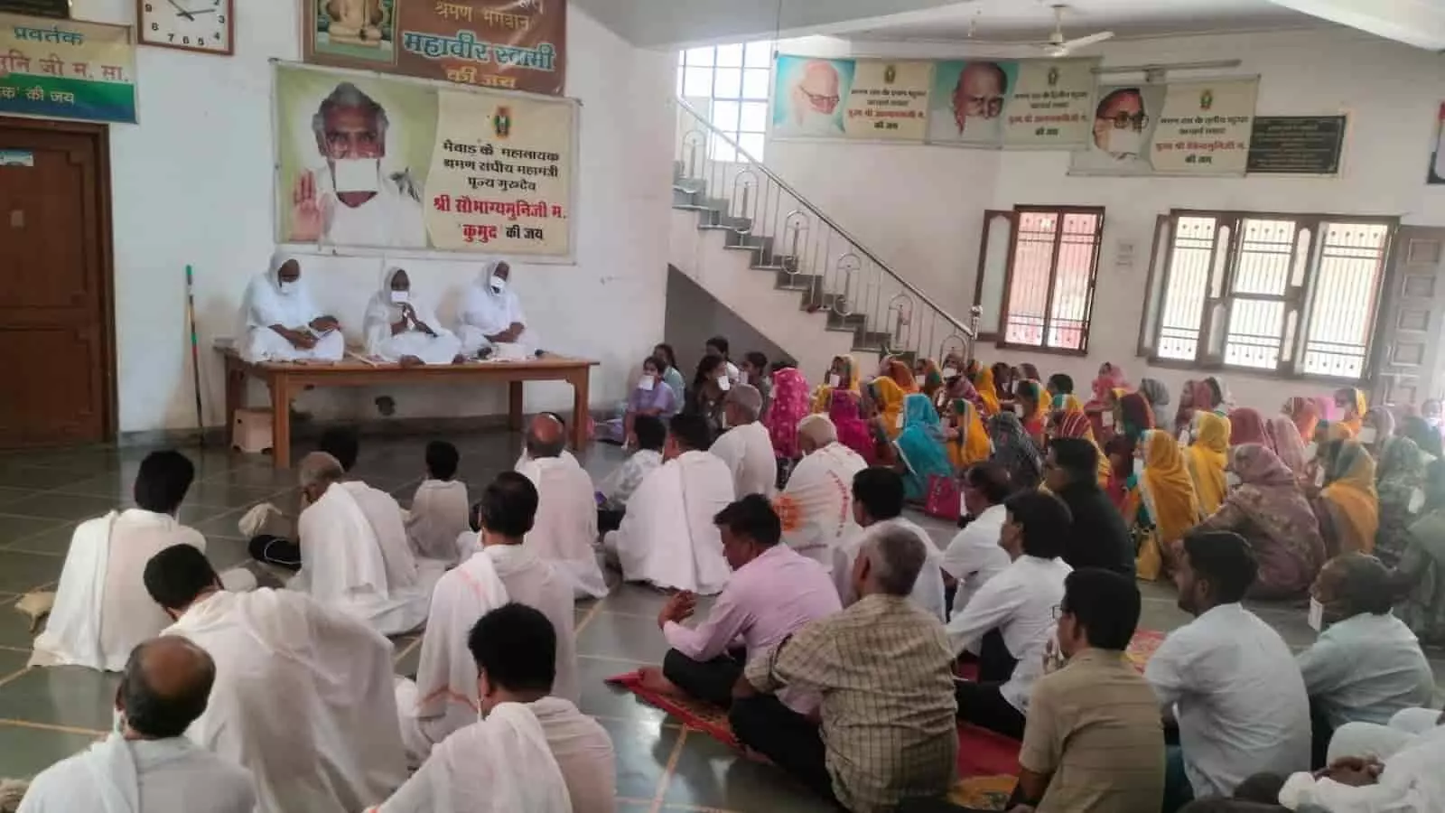 नाथकंवर स्मृति संस्थान में जैन साध्वियों के समक्ष बैठकर प्रवचन सुनते हुए श्रद्धालु। नाथकंवर स्मृति संस्थान में जैन साध्वियों के समक्ष बैठकर प्रवचन सुनते हुए श्रद्धालु।