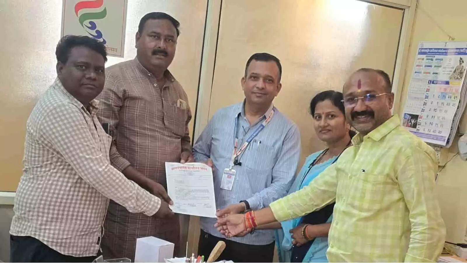 पानी संकट पर फूटा ग्रामीणों का गुस्सा, बीडीओ को सौंपा ज्ञापन; 19 जून को चक्का जाम आंदोलन की चेतावनी