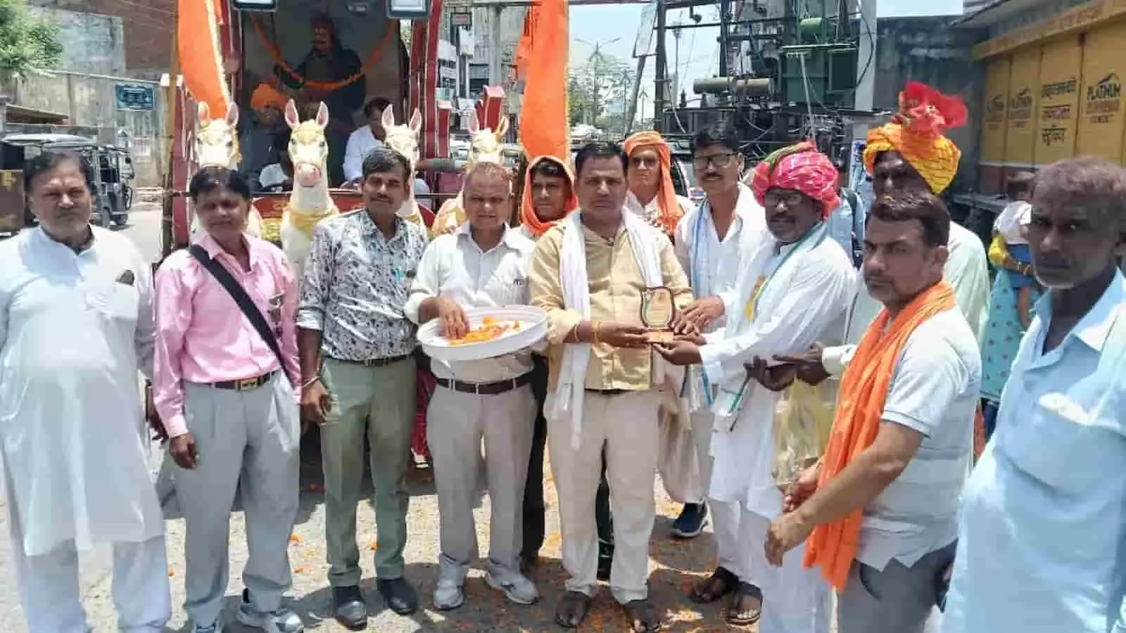 गंगापुर सिटी के फव्वारा चौक पर महाराणा प्रताप जयंती शौर्य वाहन यात्रा का स्वागत करते भाजपा कार्यकर्ता। गंगापुर सिटी के फव्वारा चौक पर महाराणा प्रताप जयंती शौर्य वाहन यात्रा का स्वागत करते भाजपा कार्यकर्ता।