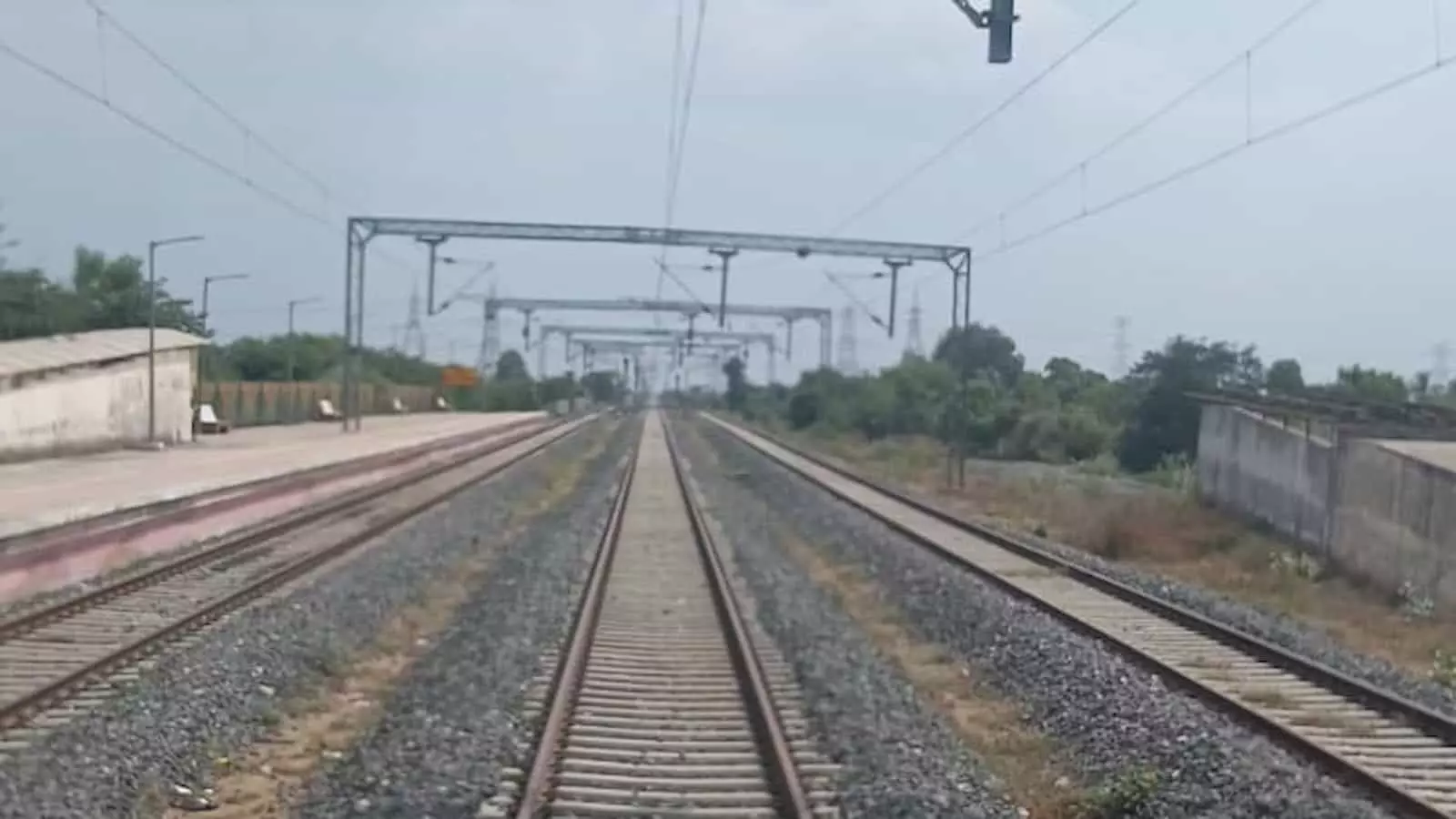 रेलवे ट्रैक और ओवरहेड बिजली के तार जो गुजरात के कच्छ क्षेत्र में रेल दोहरीकरण परियोजना के संदर्भ को दर्शाते हैं रेलवे ट्रैक और ओवरहेड बिजली के तार जो गुजरात के कच्छ क्षेत्र में रेल दोहरीकरण परियोजना के संदर्भ को दर्शाते हैं