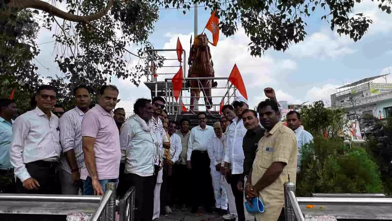 नया बस स्टैंड पर महाराणा प्रताप की प्रतिमा के सामने खड़े होकर श्रद्धांजलि अर्पित करते कांग्रेस नेता और कार्यकर्ता। नया बस स्टैंड पर महाराणा प्रताप की प्रतिमा के सामने खड़े होकर श्रद्धांजलि अर्पित करते कांग्रेस नेता और कार्यकर्ता।