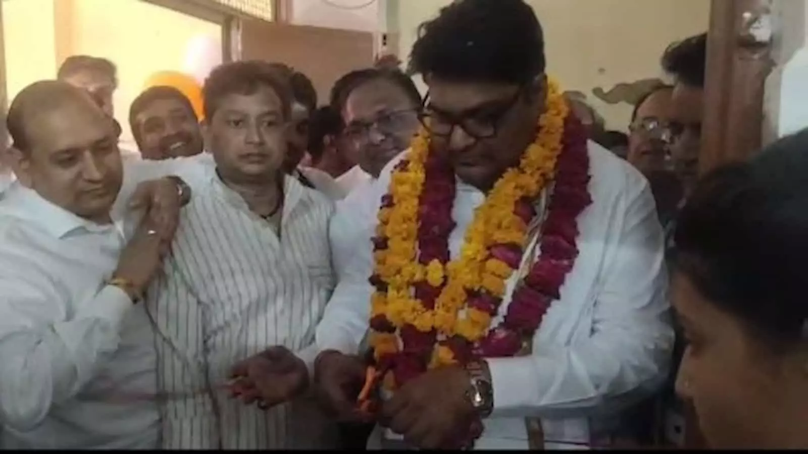 डीग जिला अस्पताल में नई पैथोलॉजी लैब का फीता काटकर उद्घाटन करते विधायक डॉ. शैलेश दिगंबर सिंह। डीग जिला अस्पताल में नई पैथोलॉजी लैब का फीता काटकर उद्घाटन करते विधायक डॉ. शैलेश दिगंबर सिंह।