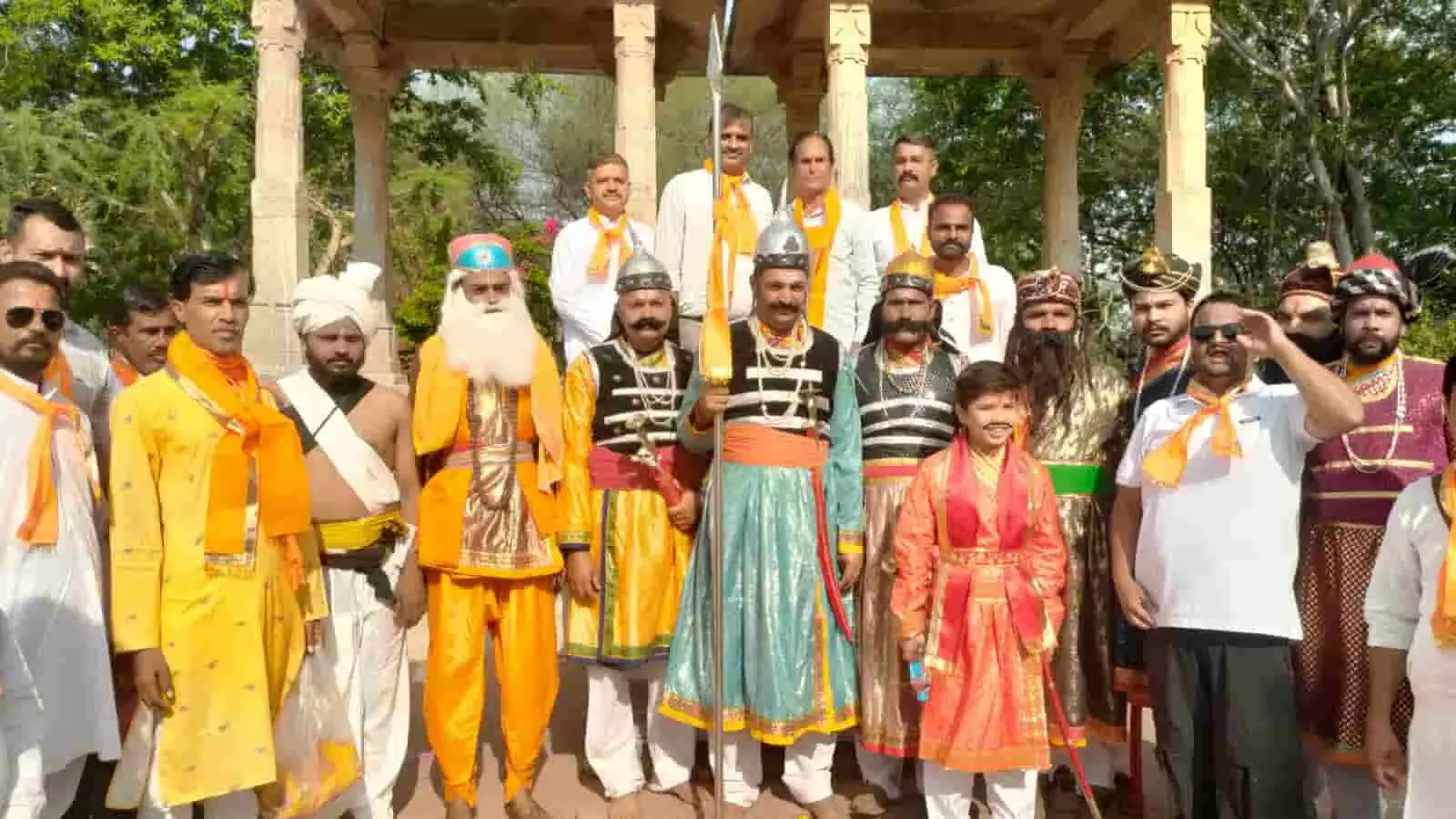 हल्दीघाटी रणक्षेत्र में महाराणा प्रताप जयंती समारोह के दौरान पारंपरिक ऐतिहासिक वेशभूषा और परिधान पहने हुए लोग खड़े हैं। हल्दीघाटी रणक्षेत्र में महाराणा प्रताप जयंती समारोह के दौरान पारंपरिक ऐतिहासिक वेशभूषा और परिधान पहने हुए लोग खड़े हैं।