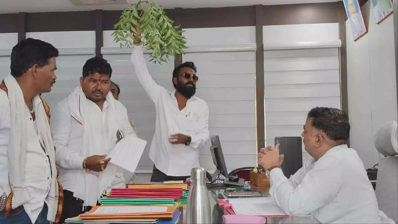 प्रकल्प अधिकारी के कार्यालय में नींबू की टहनी लेकर घरकुल योजना के लिए ज्ञापन सौंपते वंचित बहुजन आघाड़ी के कार्यकर्ता। प्रकल्प अधिकारी के कार्यालय में नींबू की टहनी लेकर घरकुल योजना के लिए ज्ञापन सौंपते वंचित बहुजन आघाड़ी के कार्यकर्ता।