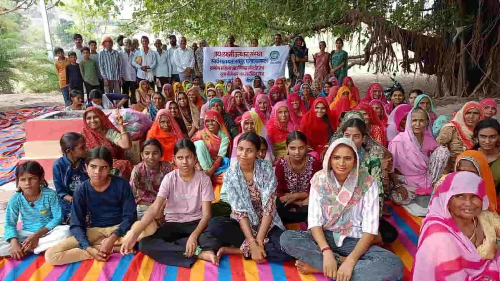 तस्वीर में खेरवाड़ा में आयोजित आजीविका संवर्धन और करियर काउंसलिंग सत्र में भाग लेती महिलाएं और युवा। तस्वीर में खेरवाड़ा में आयोजित आजीविका संवर्धन और करियर काउंसलिंग सत्र में भाग लेती महिलाएं और युवा।
