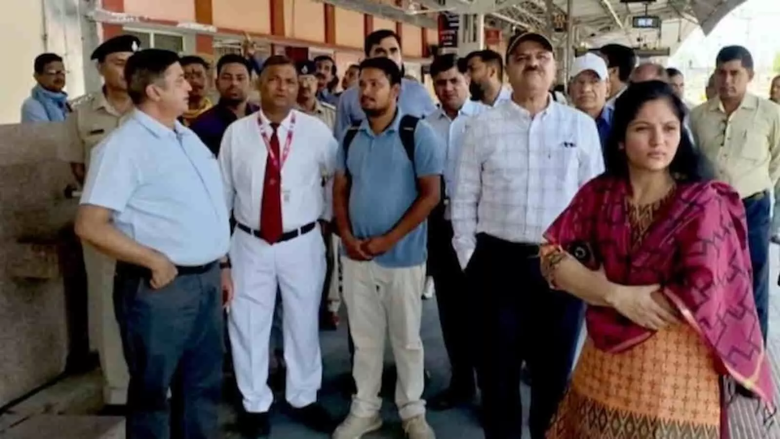 ब्यावर रेलवे स्टेशन पर निरीक्षण के दौरान साथी अधिकारियों के साथ खड़े उत्तर पश्चिम रेलवे के अजमेर मंडल के डीआरएम राजू भूतड़ा।
