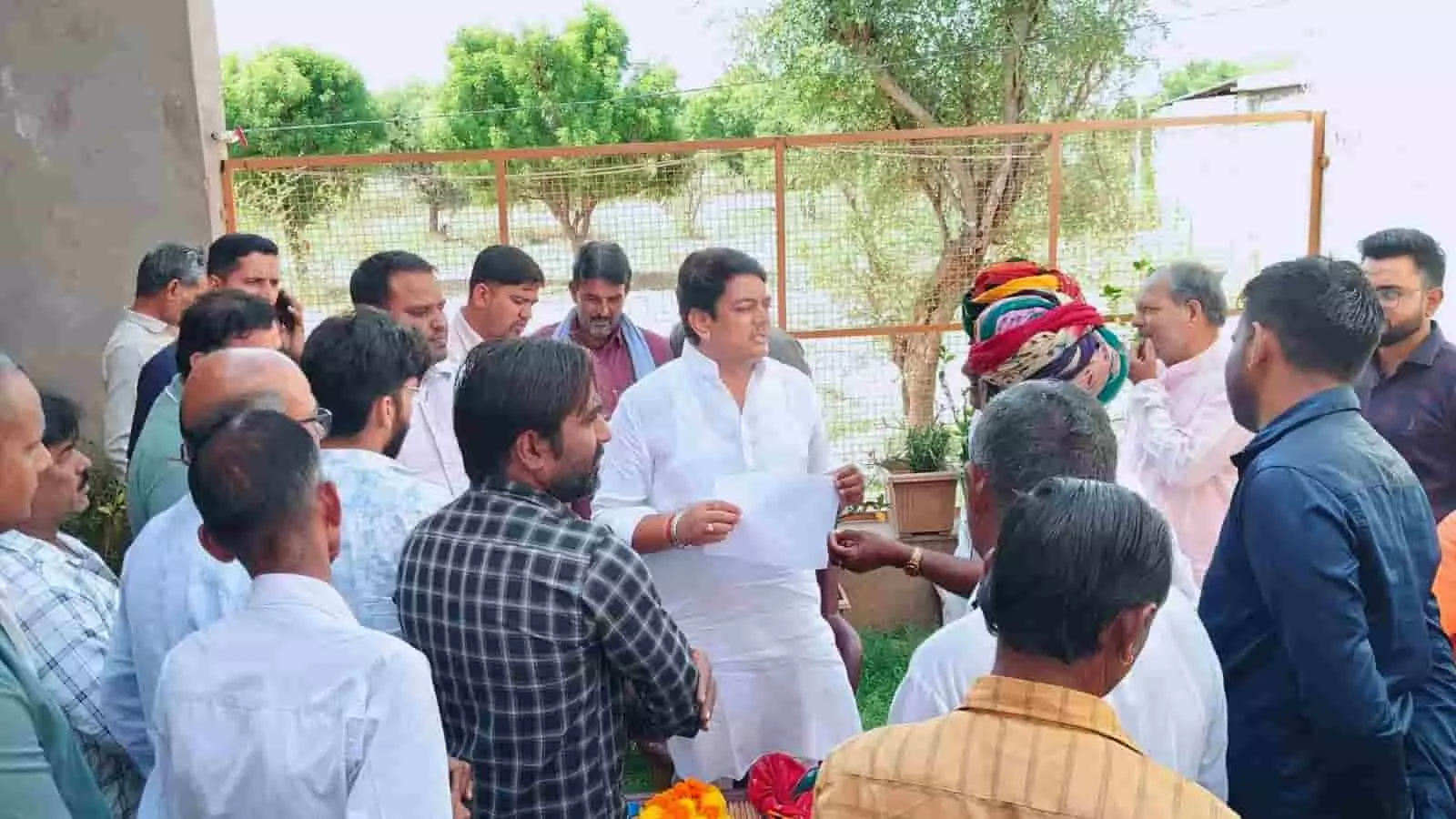 तस्वीर में कैबिनेट मंत्री अविनाश गहलोत जैतारण में जनसुनवाई के दौरान लोगों की समस्याएं सुनते हुए। तस्वीर में कैबिनेट मंत्री अविनाश गहलोत जैतारण में जनसुनवाई के दौरान लोगों की समस्याएं सुनते हुए।