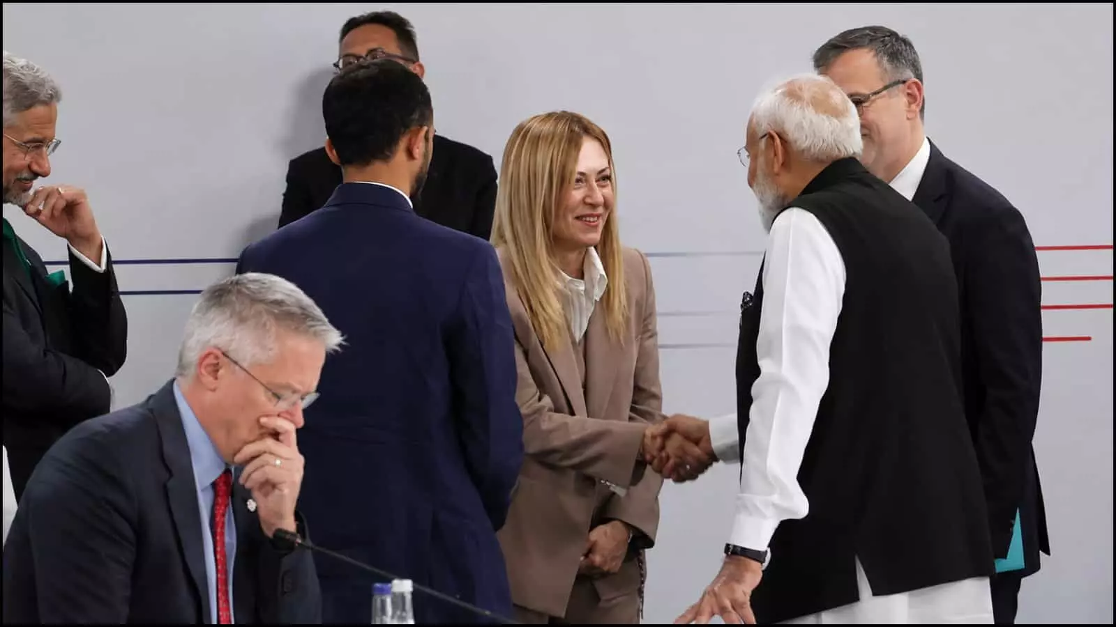 एक दूसरे से हाथ मिलाते हुए प्रधानमंत्री नरेंद्र मोदी और जॉर्जिया मेलोनी फ्रांस में जी7 शिखर सम्मेलन के दौरान। एक दूसरे से हाथ मिलाते हुए प्रधानमंत्री नरेंद्र मोदी और जॉर्जिया मेलोनी फ्रांस में जी7 शिखर सम्मेलन के दौरान।