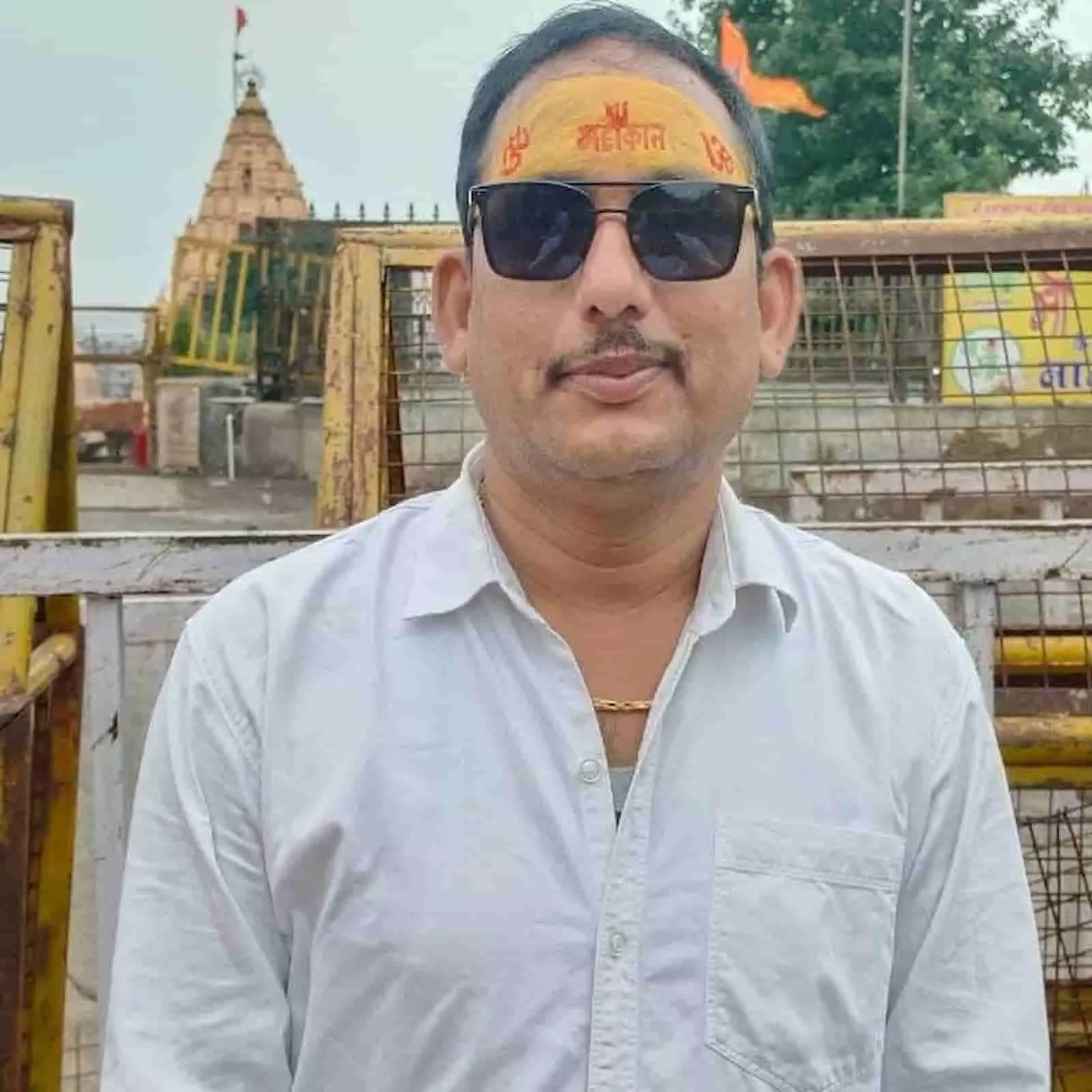 उज्जैन के महाकाल मंदिर के बाहर खड़े अखिल राजस्थान राज्य कर्मचारी संयुक्त महासंघ के जिलाध्यक्ष राजेश शर्मा। उज्जैन के महाकाल मंदिर के बाहर खड़े अखिल राजस्थान राज्य कर्मचारी संयुक्त महासंघ के जिलाध्यक्ष राजेश शर्मा।