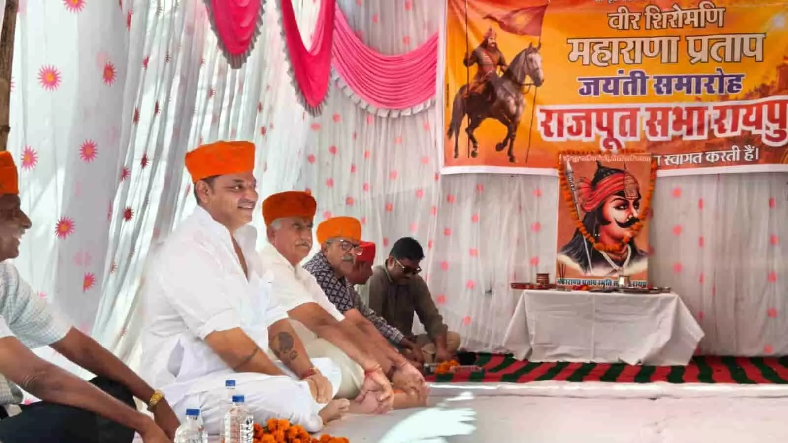 तस्वीर में रायपुर में महाराणा प्रताप जयंती समारोह में उपस्थित समाज के लोग। तस्वीर में रायपुर में महाराणा प्रताप जयंती समारोह में उपस्थित समाज के लोग।