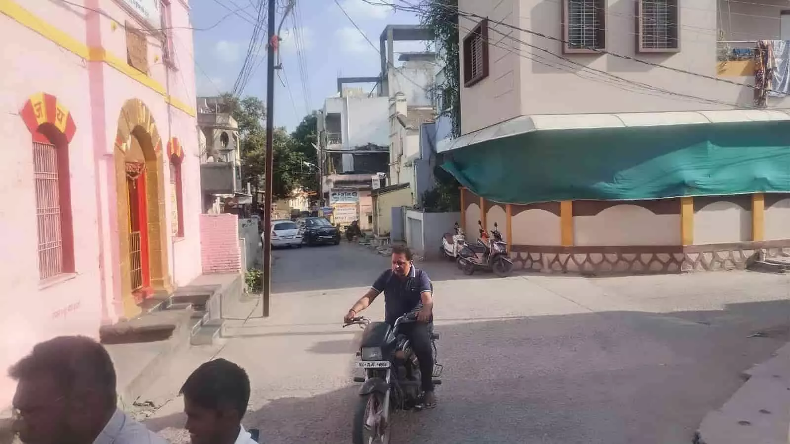 जालना के मुख्य मार्ग पर अतिक्रमण के कारण यातायात बाधित होता हुआ दिख रहा है। जालना के मुख्य मार्ग पर अतिक्रमण के कारण यातायात बाधित होता हुआ दिख रहा है।