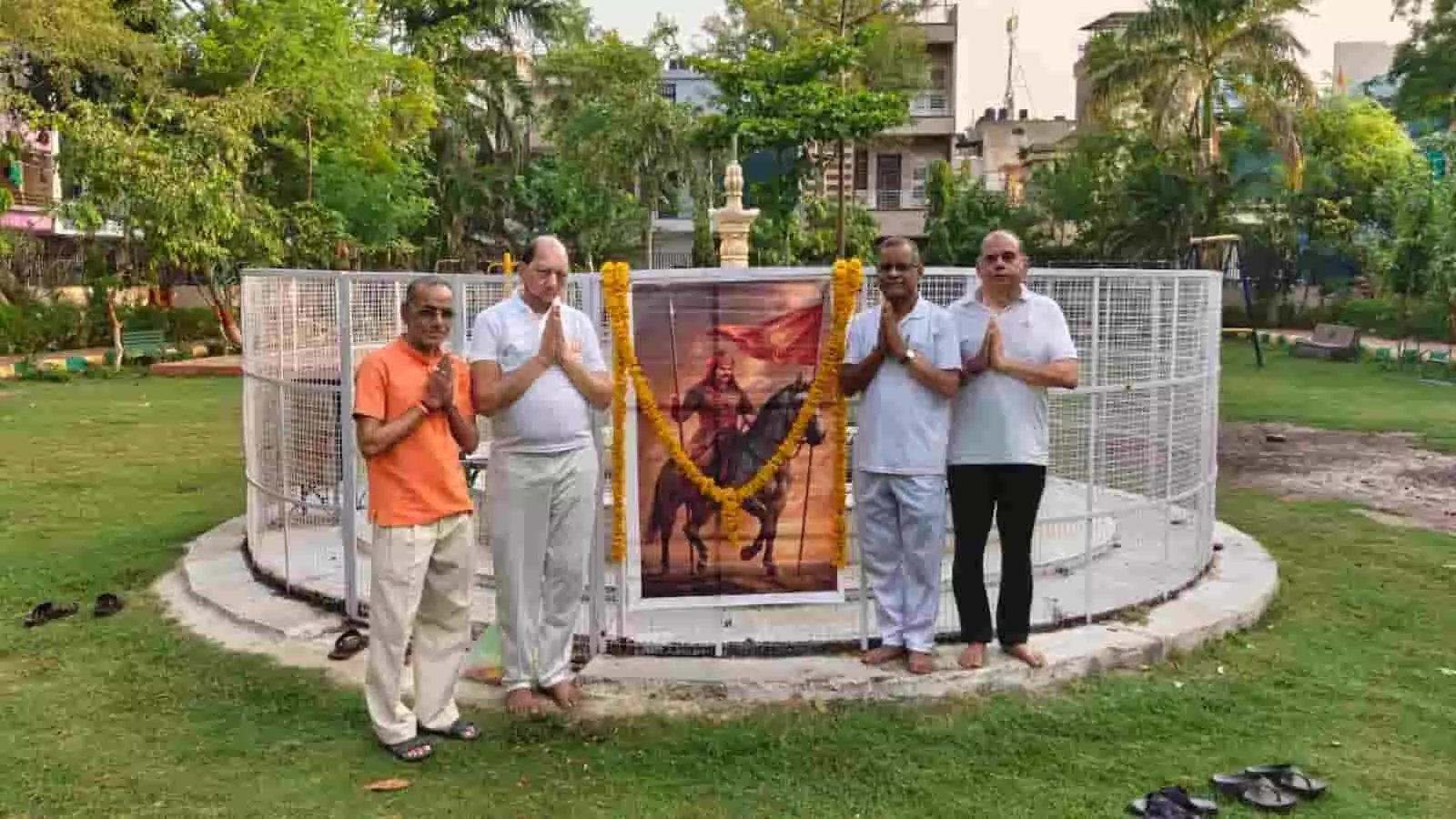 कोटा के पार्क में महाराणा प्रताप के चित्र के सामने हाथ जोड़कर खड़े पतंजलि योग समिति के पदाधिकारी कोटा के पार्क में महाराणा प्रताप के चित्र के सामने हाथ जोड़कर खड़े पतंजलि योग समिति के पदाधिकारी