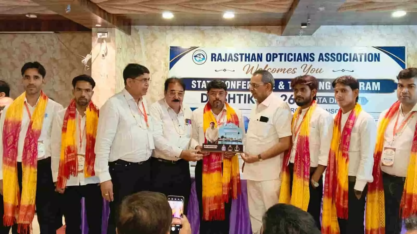 कोटा के दृष्टिकोण 2026 कार्यक्रम में राजस्थान ऑप्टिशियंस एसोसिएशन द्वारा हिंडौन के पदाधिकारियों को सम्मानित करने का दृश्य। कोटा के दृष्टिकोण 2026 कार्यक्रम में राजस्थान ऑप्टिशियंस एसोसिएशन द्वारा हिंडौन के पदाधिकारियों को सम्मानित करने का दृश्य।