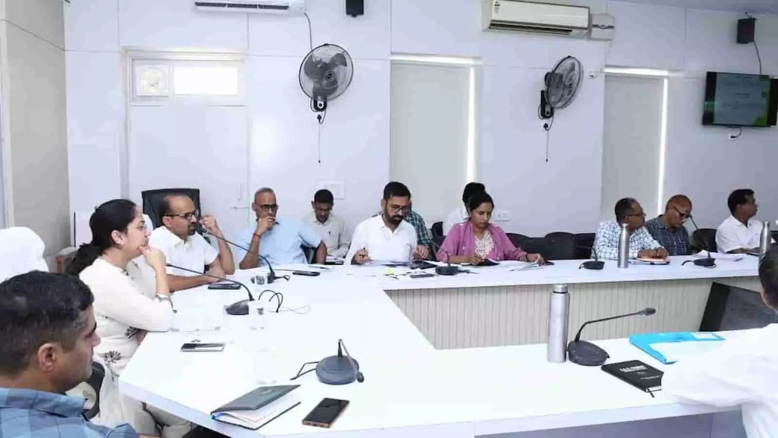 कलक्ट्रेट सभागार में बैठक करते प्रशासनिक अधिकारी सेवा शिविर समीक्षा के संदर्भ में