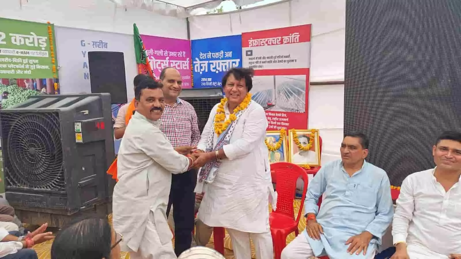 सवाई माधोपुर भाजपा कार्यालय में संगठनात्मक बैठक के दौरान मंच पर बातचीत करते पार्टी पदाधिकारी और कार्यकर्ता।