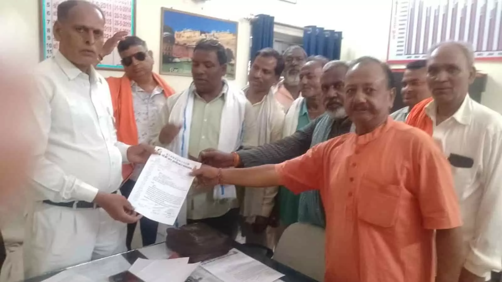 गंगापुर सिटी रेलवे स्टेशन कार्यालय में स्थानीय संगठनों के पदाधिकारी स्टेशन अधीक्षक को मांग पत्र सौंपते हुए।