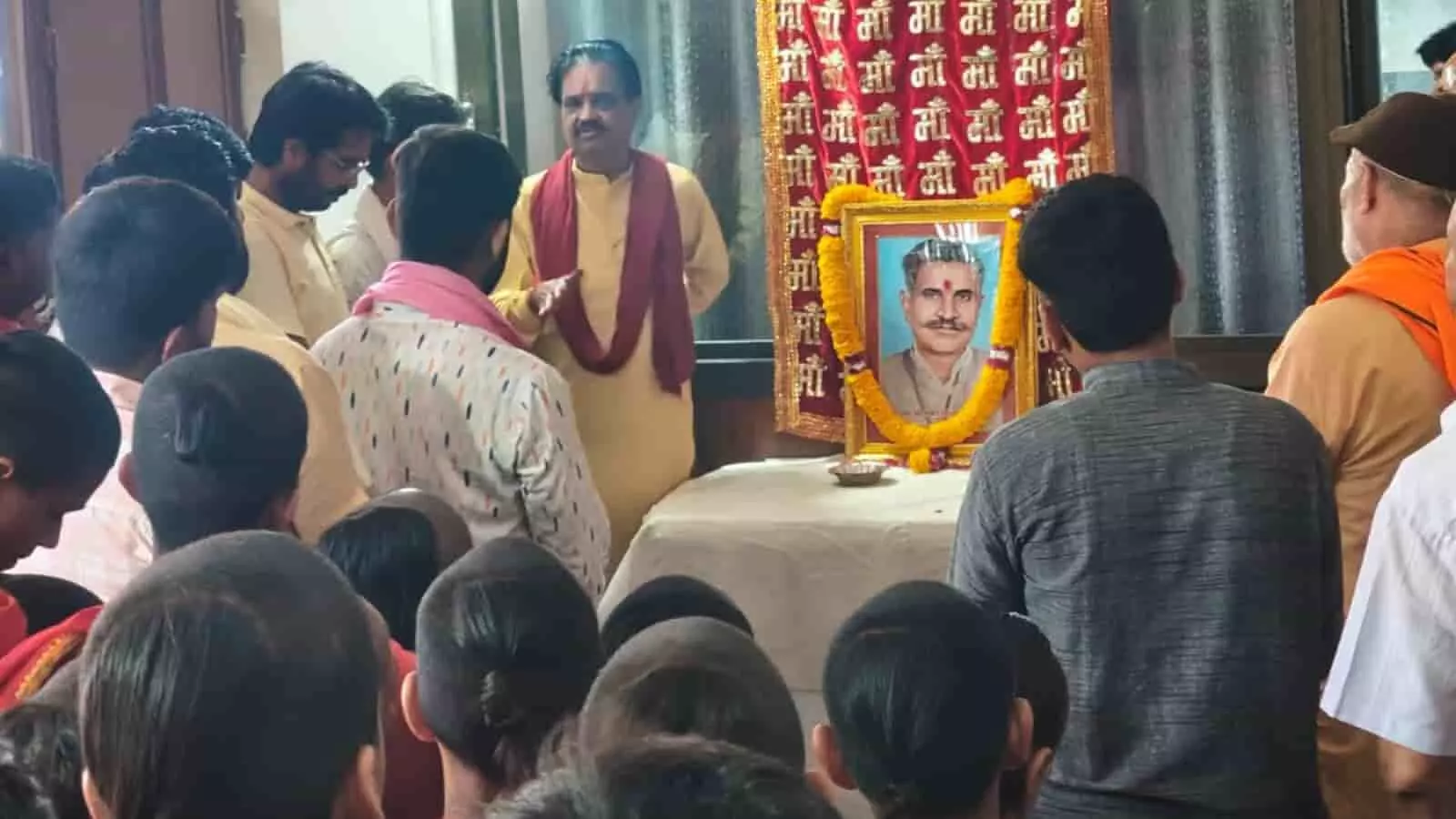 संस्थान कार्यालय में आयोजित कार्यक्रम के दौरान पूर्व विधायक स्वर्गीय भंवरलाल जोशी के चित्र के समक्ष श्रद्धांजलि देते हुए श्रद्धालु और उपस्थित लोग। संस्थान कार्यालय में आयोजित कार्यक्रम के दौरान पूर्व विधायक स्वर्गीय भंवरलाल जोशी के चित्र के समक्ष श्रद्धांजलि देते हुए श्रद्धालु और उपस्थित लोग।