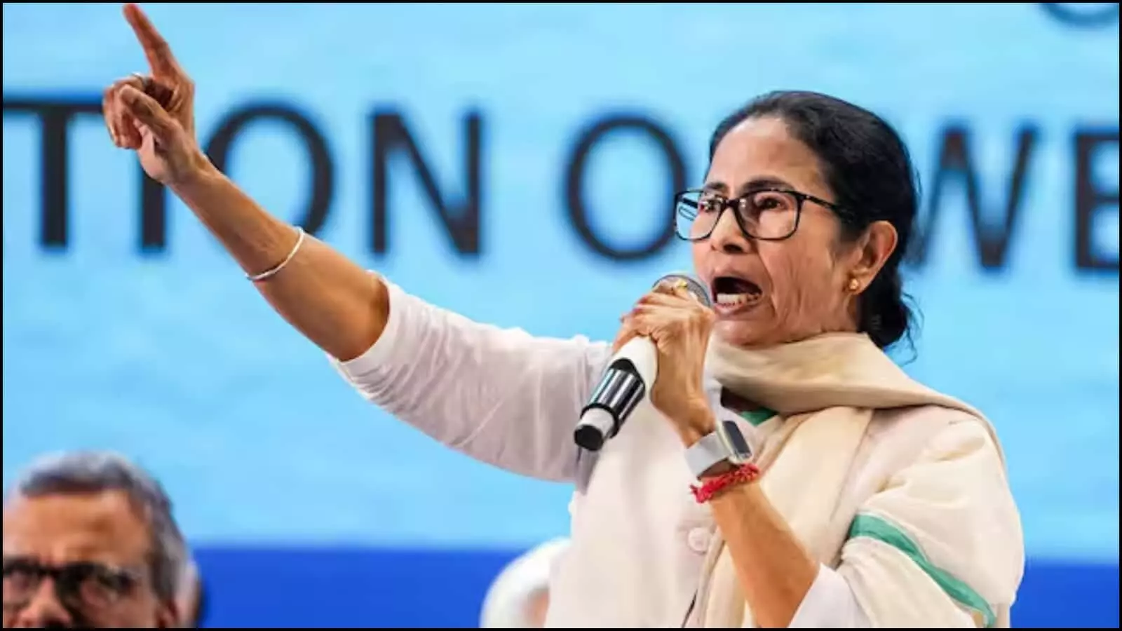 मंच पर माइक थामकर भाषण देती हुई मुख्यमंत्री ममता बनर्जी कोलकाता में तृणमूल कांग्रेस के राजनीतिक संकट के संदर्भ में। मंच पर माइक थामकर भाषण देती हुई मुख्यमंत्री ममता बनर्जी कोलकाता में तृणमूल कांग्रेस के राजनीतिक संकट के संदर्भ में।