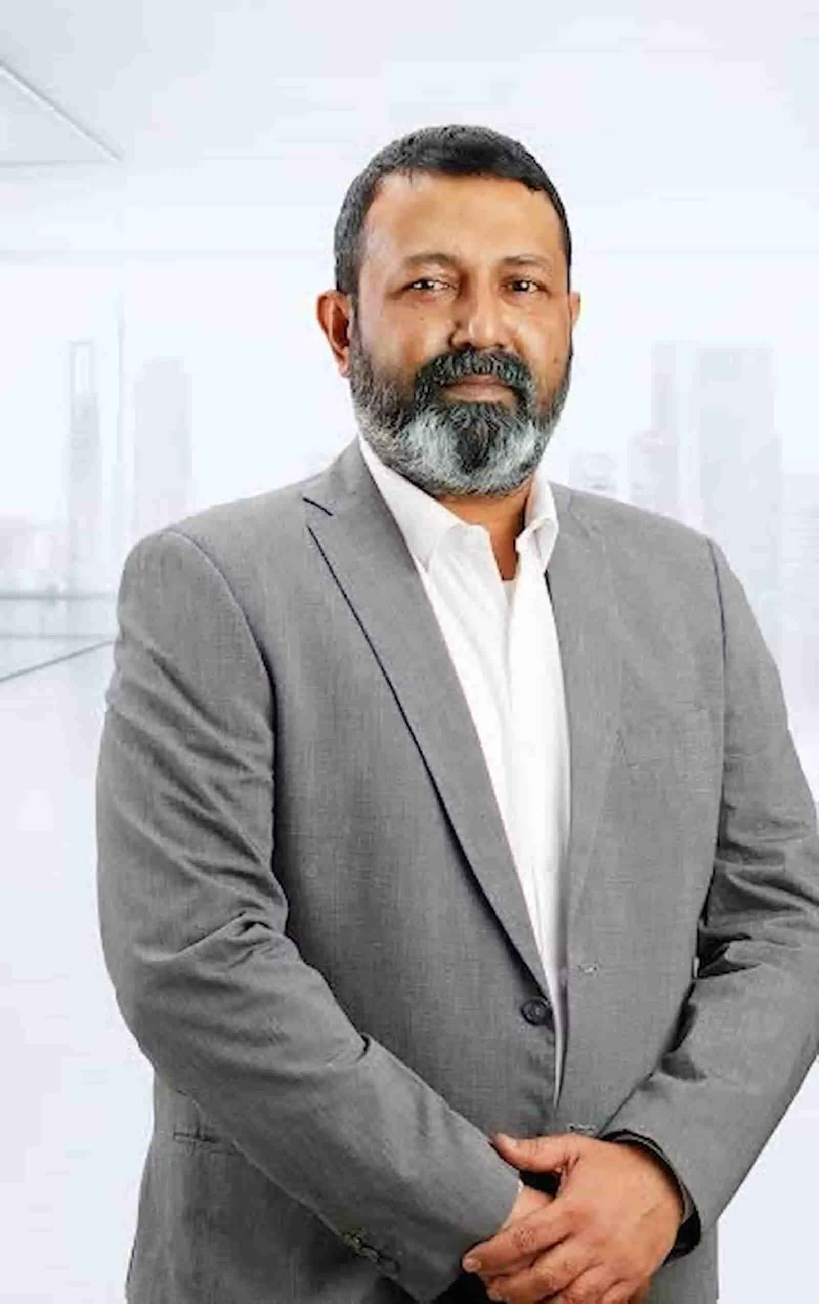 कार्यालय के पृष्ठभूमि में खड़े होकर कैमरे की तरफ देखते हुए एसबीआई लाइफ इंश्योरेंस के अधिकारी रवींद्र शर्मा। कार्यालय के पृष्ठभूमि में खड़े होकर कैमरे की तरफ देखते हुए एसबीआई लाइफ इंश्योरेंस के अधिकारी रवींद्र शर्मा।