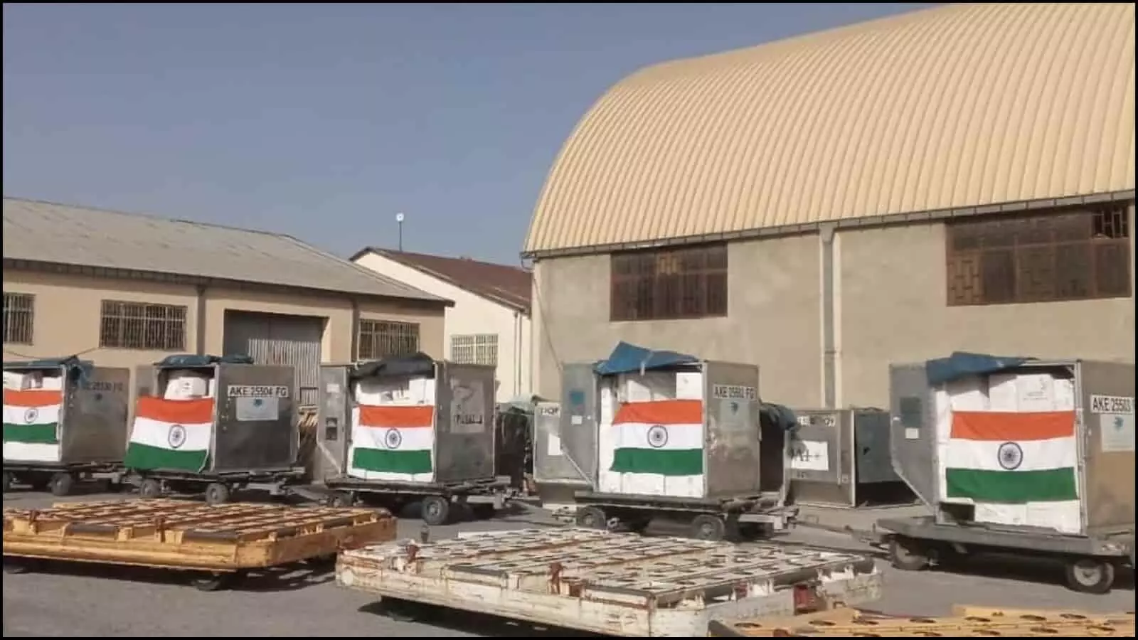 भारतीय तिरंगे झंडे से ढके हुए बड़े कार्गो कंटेनर हवाई अड्डे पर अफगानिस्तान को भेजी गई मानवीय चिकित्सा सहायता के संदर्भ में। भारतीय तिरंगे झंडे से ढके हुए बड़े कार्गो कंटेनर हवाई अड्डे पर अफगानिस्तान को भेजी गई मानवीय चिकित्सा सहायता के संदर्भ में।