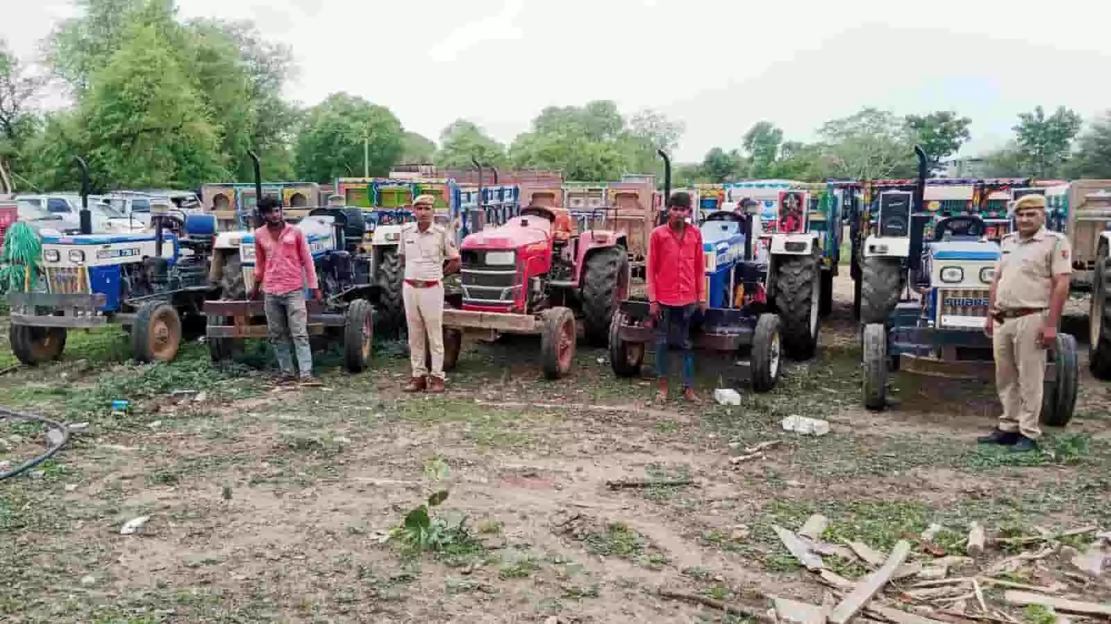 पारसोली थाना क्षेत्र में पुलिसकर्मियों के साथ खड़े जब्त किए गए अवैध बजरी के ट्रैक्टर-ट्रॉली। पारसोली थाना क्षेत्र में पुलिसकर्मियों के साथ खड़े जब्त किए गए अवैध बजरी के ट्रैक्टर-ट्रॉली।