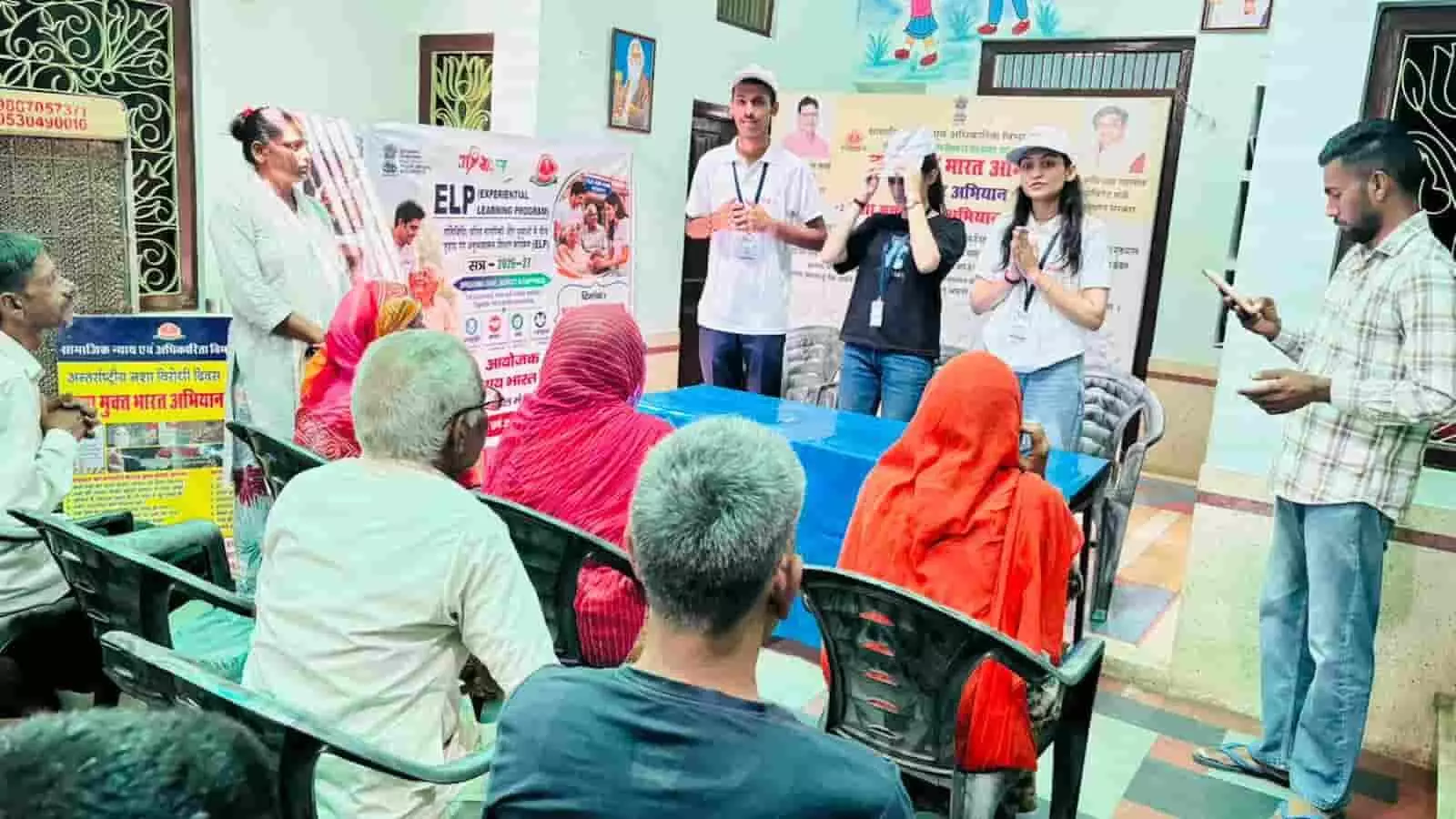 तस्वीर में स्वयं सिद्धा आश्रम ब्यावर में युवा स्वयंसेवक वरिष्ठ नागरिकों से संवाद कर रहे हैं। तस्वीर में स्वयं सिद्धा आश्रम ब्यावर में युवा स्वयंसेवक वरिष्ठ नागरिकों से संवाद कर रहे हैं।