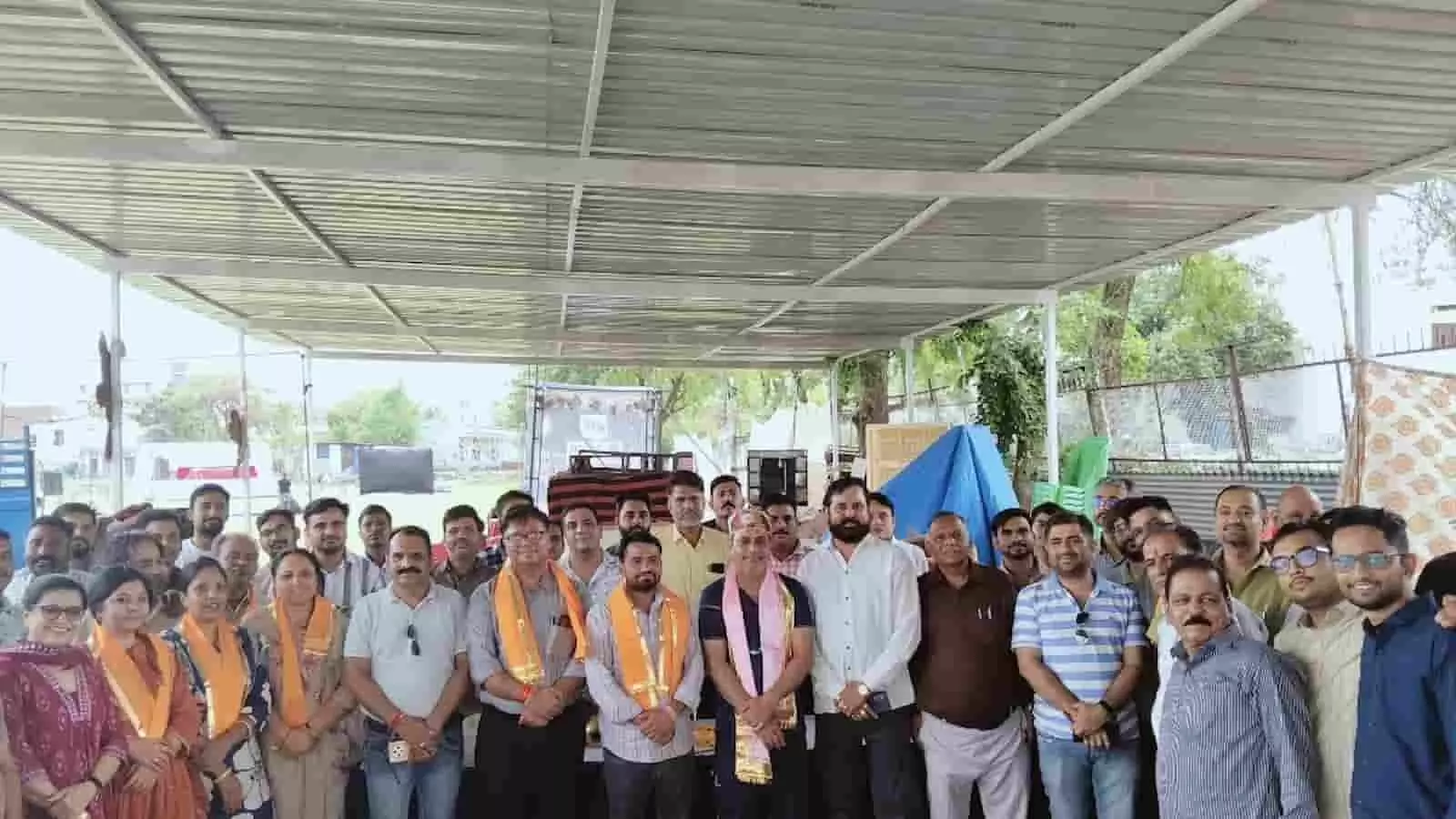 तस्वीर में चित्तौड़गढ़ में राजस्थान राजस्व मंत्रालयिक कर्मचारी संघ के नवनिर्वाचित पदाधिकारी और सदस्य दिखाई दे रहे हैं। तस्वीर में चित्तौड़गढ़ में राजस्थान राजस्व मंत्रालयिक कर्मचारी संघ के नवनिर्वाचित पदाधिकारी और सदस्य दिखाई दे रहे हैं।