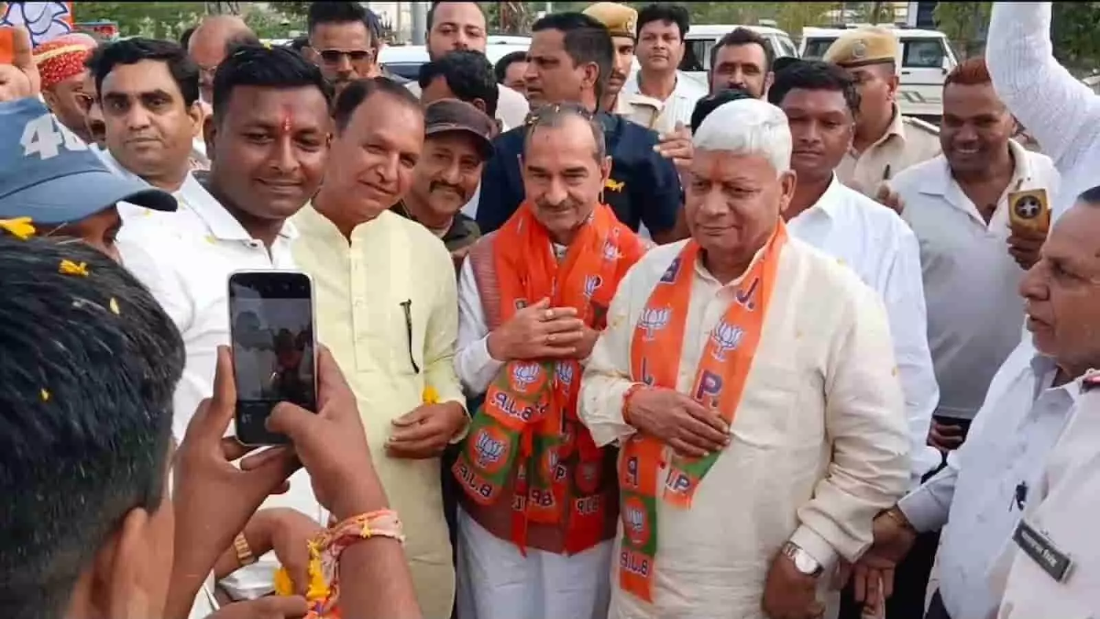 तस्वीर में मदन राठौड़ कार्यकर्ताओं के साथ प्रतापगढ़ दौरे के दौरान चर्चा करते दिख रहे हैं। तस्वीर में मदन राठौड़ कार्यकर्ताओं के साथ प्रतापगढ़ दौरे के दौरान चर्चा करते दिख रहे हैं।