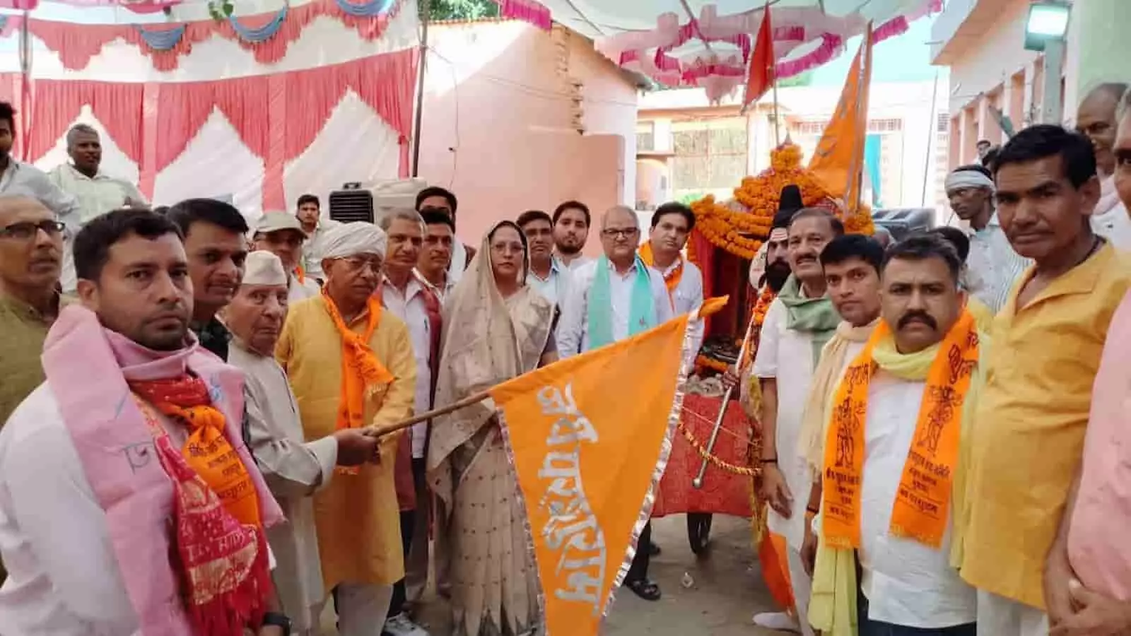 तस्वीर में भुसावर में भगवान परशुराम जन्मोत्सव के अवसर पर निकाली जा रही शोभायात्रा व गणमान्य नागरिक दिख रहे हैं। तस्वीर में भुसावर में भगवान परशुराम जन्मोत्सव के अवसर पर निकाली जा रही शोभायात्रा व गणमान्य नागरिक दिख रहे हैं।