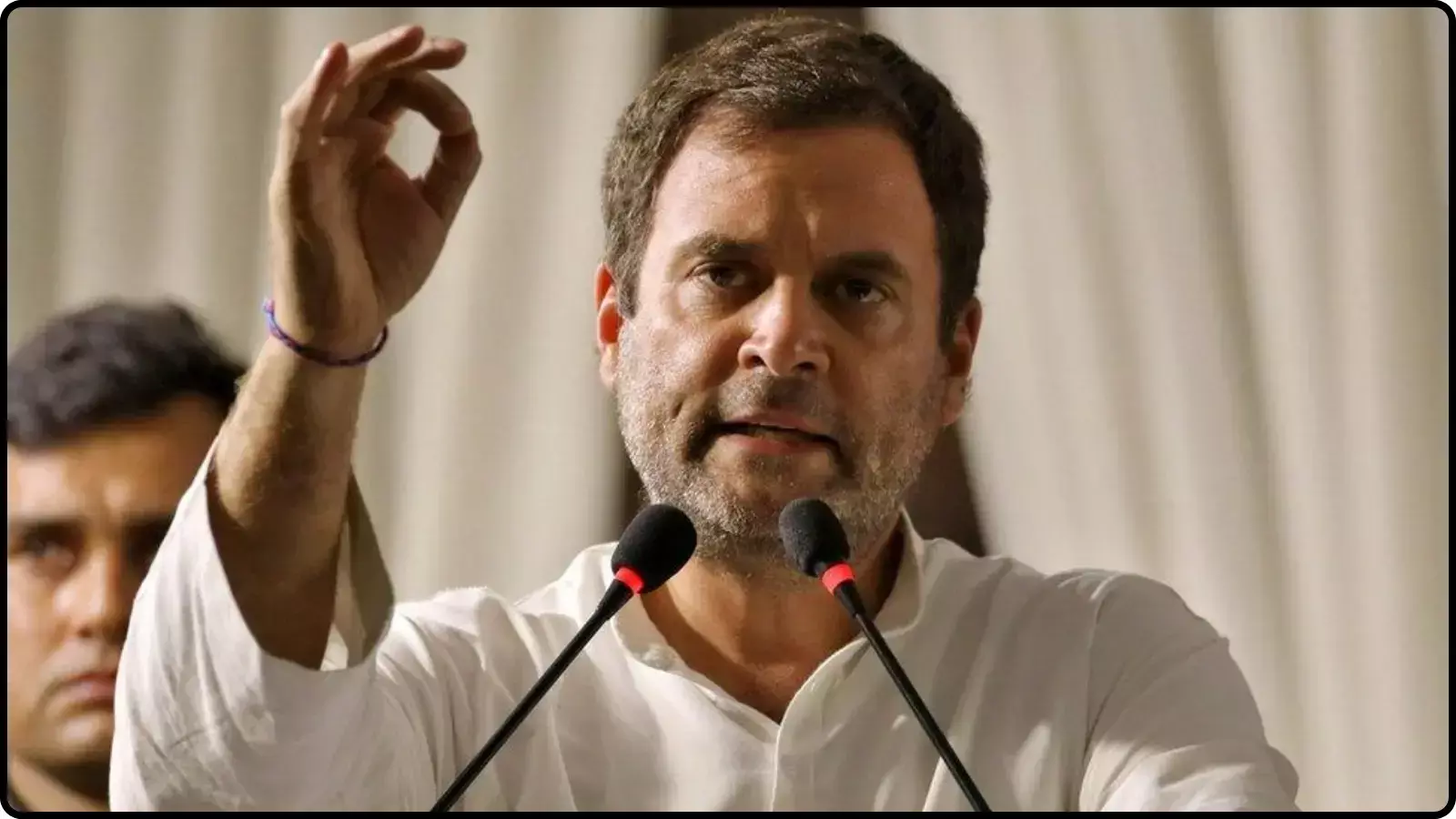पोडियम पर लगे दो माइक के सामने भाषण देते हुए कांग्रेस नेता राहुल गांधी नई दिल्ली में राजनीतिक बयान के संदर्भ में दिख रहे हैं। पोडियम पर लगे दो माइक के सामने भाषण देते हुए कांग्रेस नेता राहुल गांधी नई दिल्ली में राजनीतिक बयान के संदर्भ में दिख रहे हैं।