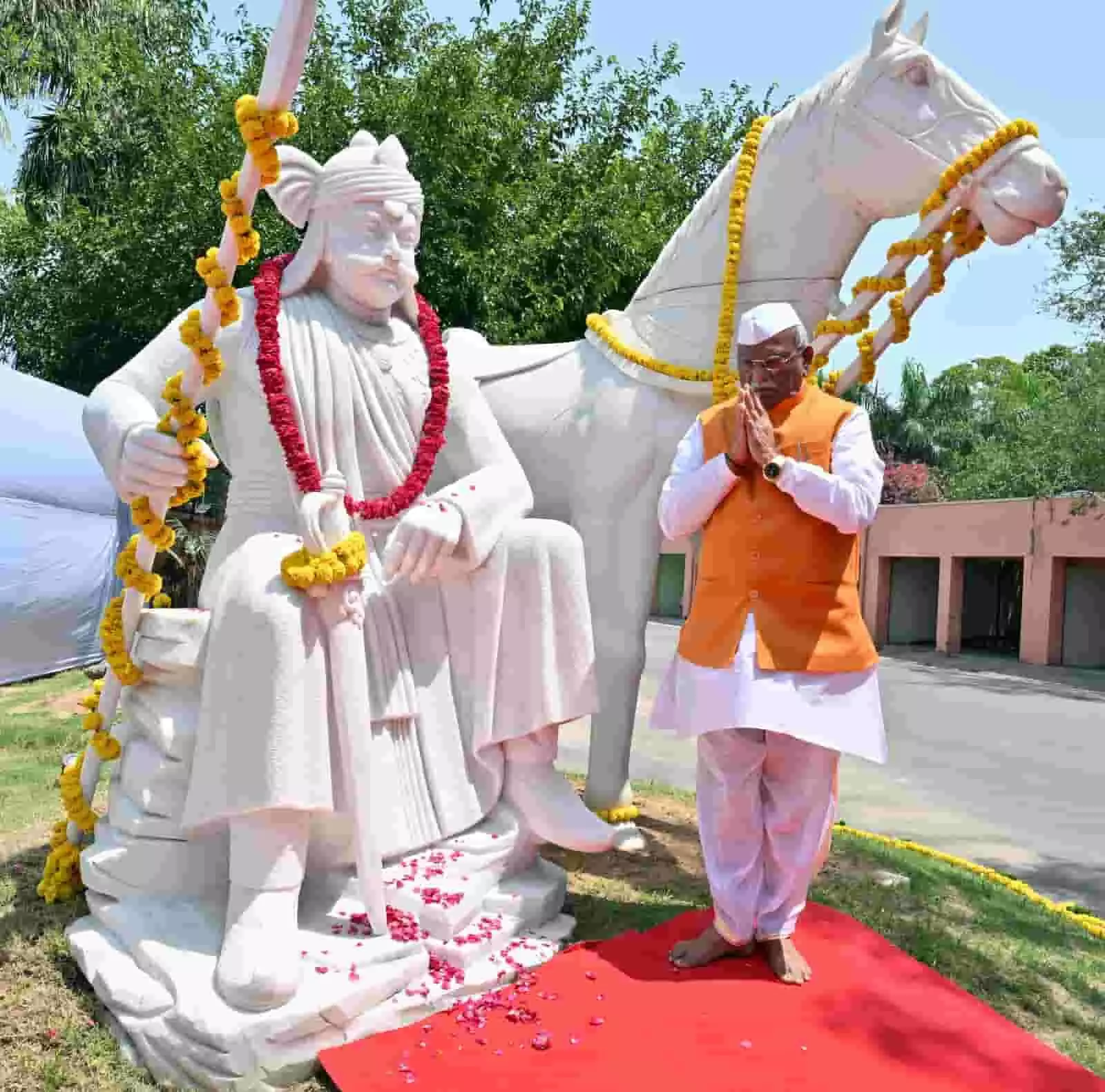 जयपुर के लोकभवन में महाराणा प्रताप की प्रतिमा पर पुष्पांजलि अर्पित करते राज्यपाल हरिभाऊ बागडे