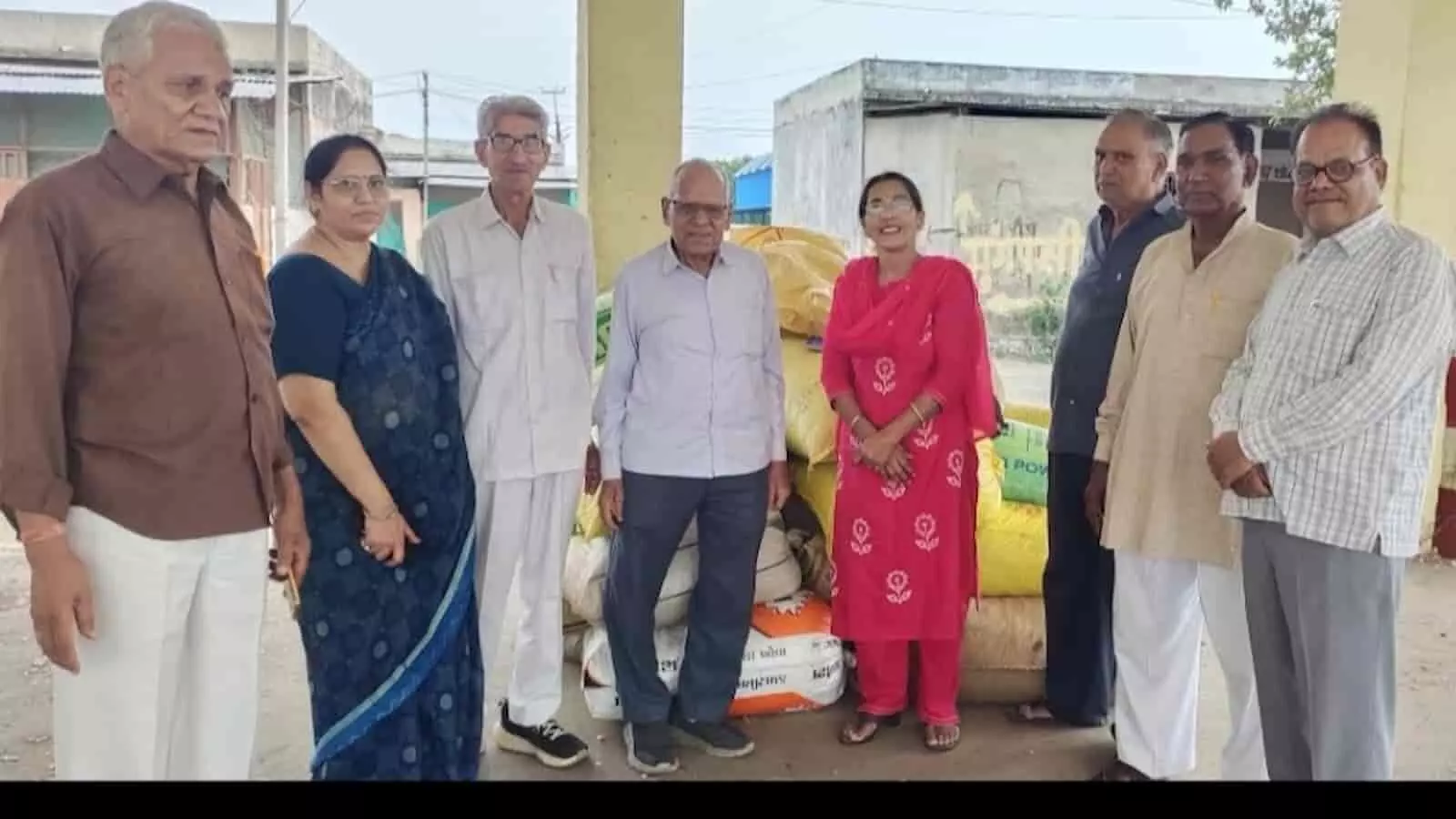 छोटी सादड़ी के वरिष्ठ नागरिकों ने उदयपुर वृद्धाश्रम के लिए बढ़ाया मदद का हाथ, भेजा 33 बोरी गेहूं