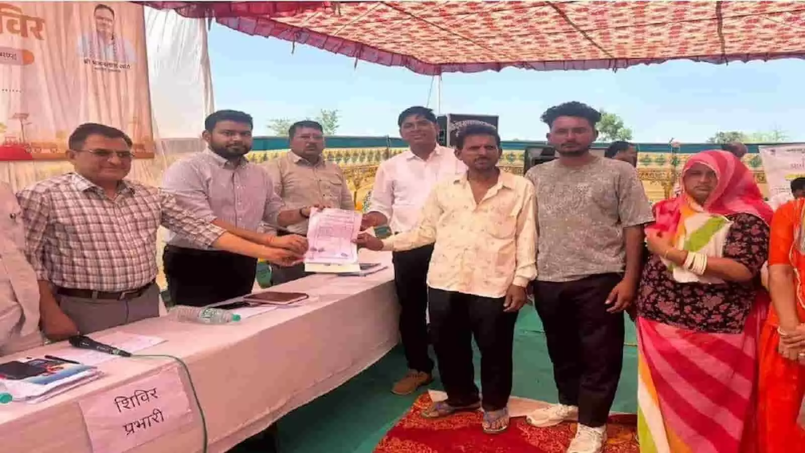 ब्यावर के ग्रामीण सेवा शिविर में राजस्व अधिकारियों द्वारा किसान को भूमि बंटवारे के दस्तावेज सौंपते हुए। ब्यावर के ग्रामीण सेवा शिविर में राजस्व अधिकारियों द्वारा किसान को भूमि बंटवारे के दस्तावेज सौंपते हुए।