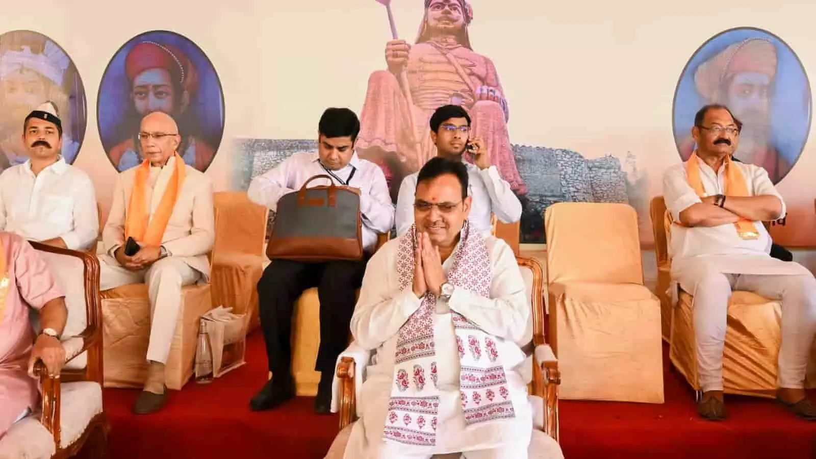 मुख्यमंत्री निवास जयपुर में महाराणा प्रताप जयंती कार्यक्रम के दौरान मंच पर बैठे मुख्यमंत्री भजनलाल शर्मा और अन्य अतिथि। मुख्यमंत्री निवास जयपुर में महाराणा प्रताप जयंती कार्यक्रम के दौरान मंच पर बैठे मुख्यमंत्री भजनलाल शर्मा और अन्य अतिथि।
