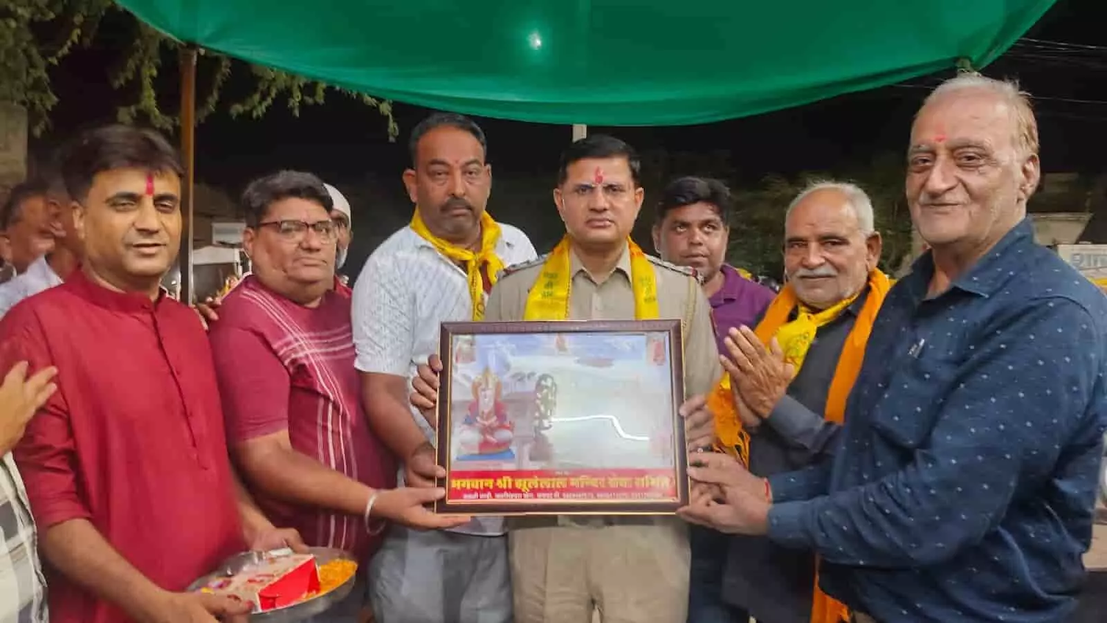 जयपुर के जयसिंहपुरा खोर में श्री झूलेलाल मंदिर सेवा समिति के सदस्यों द्वारा स्मृति चिह्न भेंट करते हुए पुरुष। जयपुर के जयसिंहपुरा खोर में श्री झूलेलाल मंदिर सेवा समिति के सदस्यों द्वारा स्मृति चिह्न भेंट करते हुए पुरुष।
