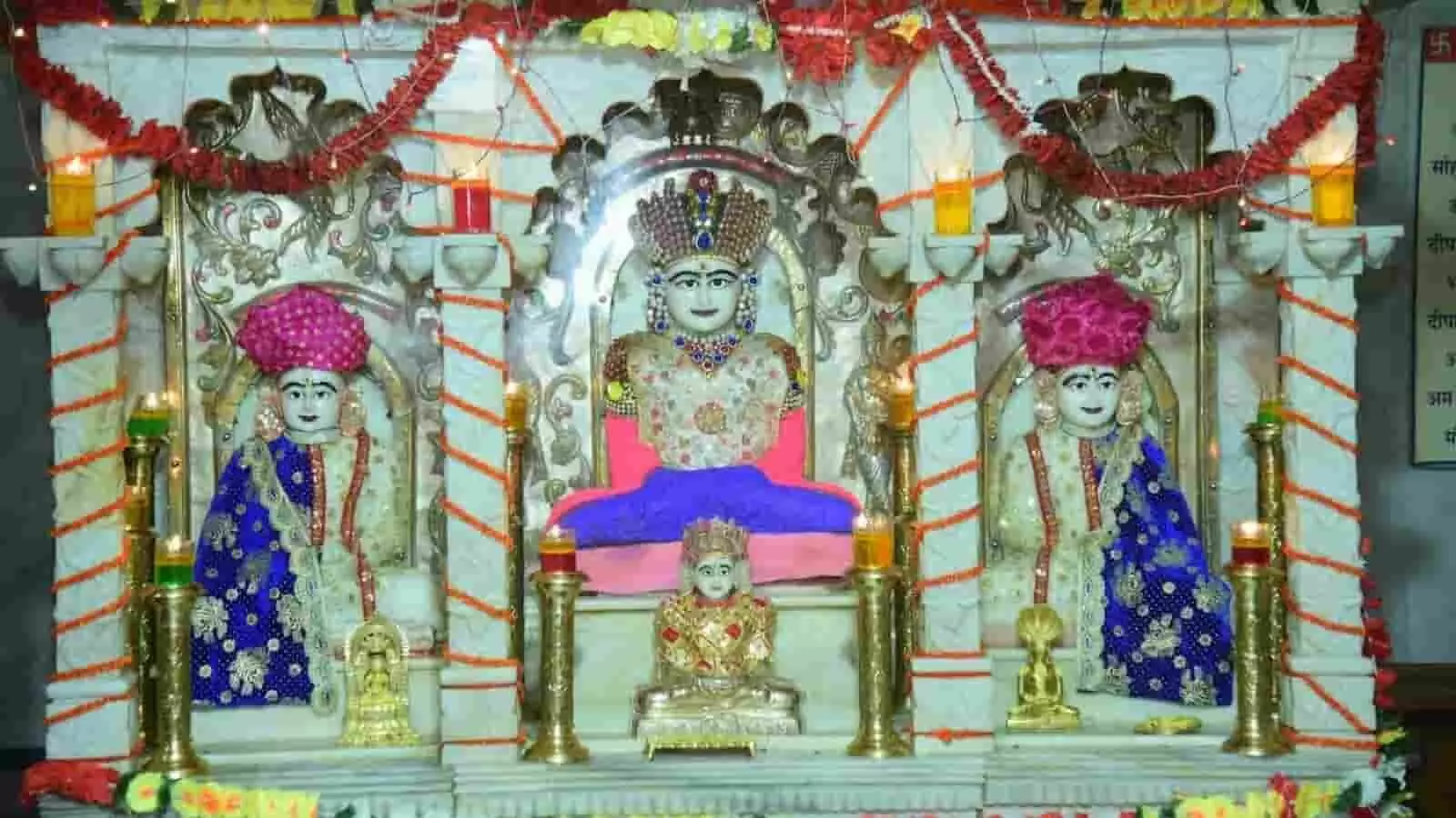 श्री संभवनाथ जैन मंदिर में प्रतिमाओं की अंगरचना और सजावट भीलवाड़ा में वार्षिक ध्वजा महोत्सव के लिए। श्री संभवनाथ जैन मंदिर में प्रतिमाओं की अंगरचना और सजावट भीलवाड़ा में वार्षिक ध्वजा महोत्सव के लिए।