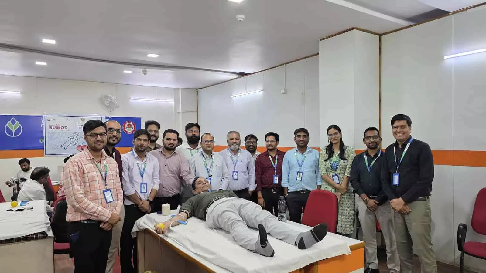 राजस्थान ग्रामीण बैंक भीलवाड़ा के अधिकारी रक्तदान शिविर में महात्मा गांधी अस्पताल टीम के साथ। राजस्थान ग्रामीण बैंक भीलवाड़ा के अधिकारी रक्तदान शिविर में महात्मा गांधी अस्पताल टीम के साथ।