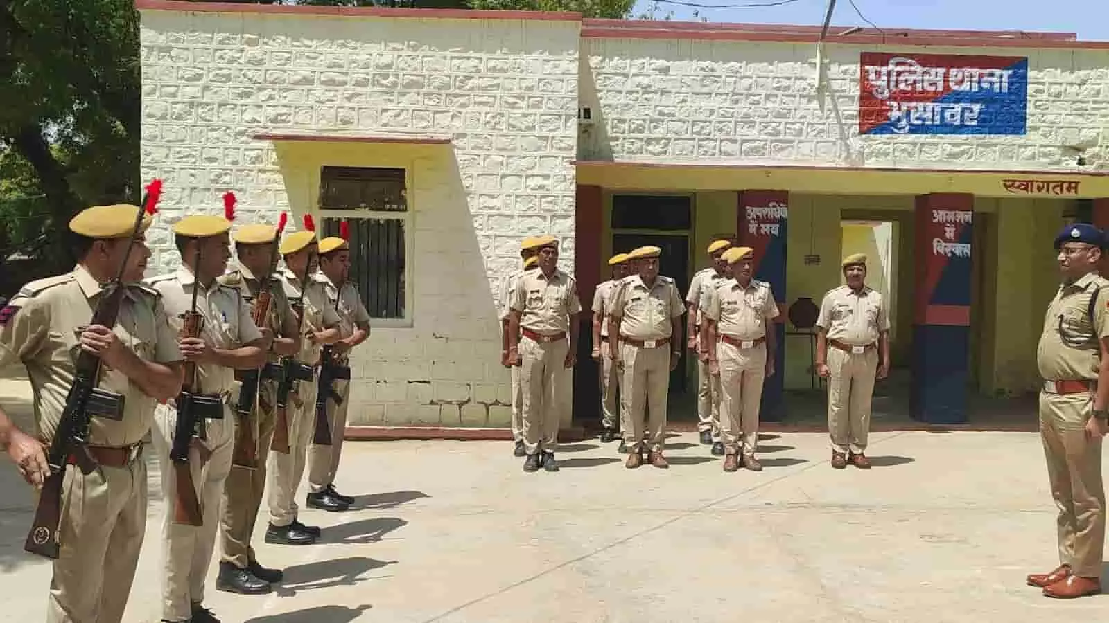 भरतपुर के भुसावर थाना परिसर में गार्ड ऑफ ऑनर लेते पुलिस अधीक्षक राजेश मीणा और तैनात पुलिसकर्मी। भरतपुर के भुसावर थाना परिसर में गार्ड ऑफ ऑनर लेते पुलिस अधीक्षक राजेश मीणा और तैनात पुलिसकर्मी।