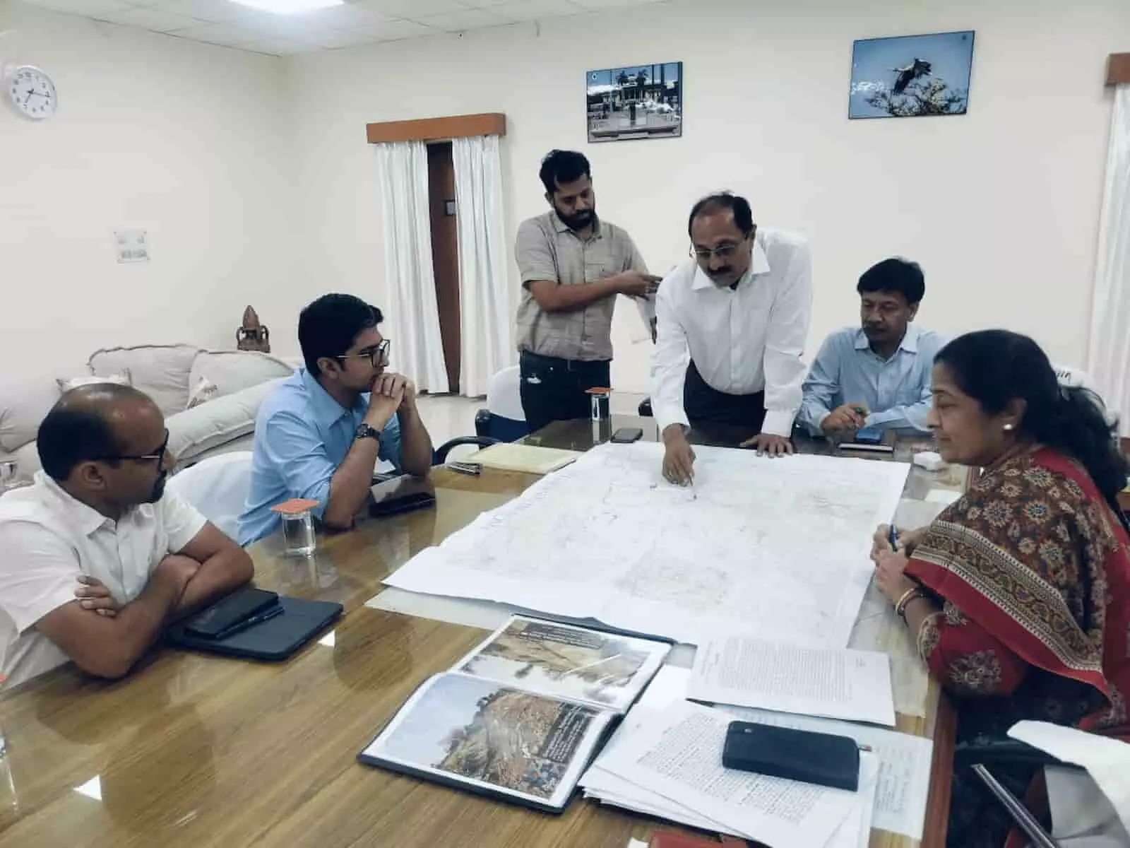भरतपुर में पांचना बांध जल विवाद पर अधिकारियों के साथ बैठक करती संभागीय आयुक्त नलिनी कठोतिया। भरतपुर में पांचना बांध जल विवाद पर अधिकारियों के साथ बैठक करती संभागीय आयुक्त नलिनी कठोतिया।