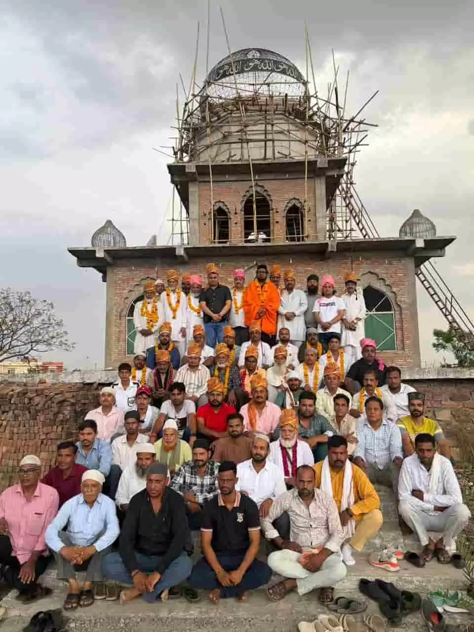 श्री चंद्रप्रभु मंदिर में णमोकार मंत्र जाप अनुष्ठान के दौरान उपस्थित जैन समाज के श्रद्धालु। श्री चंद्रप्रभु मंदिर में णमोकार मंत्र जाप अनुष्ठान के दौरान उपस्थित जैन समाज के श्रद्धालु।