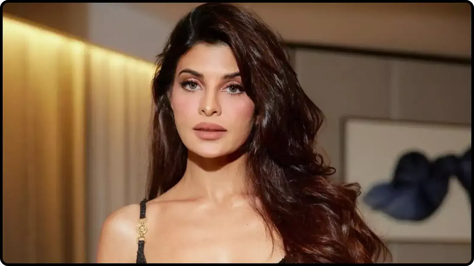 इनडोर स्टूडियो रूम में कैमरे के सामने सीधे देखते हुए अभिनेत्री जैकलीन फर्नांडीज बॉलीवुड फिल्म के संदर्भ में दिख रही हैं। इनडोर स्टूडियो रूम में कैमरे के सामने सीधे देखते हुए अभिनेत्री जैकलीन फर्नांडीज बॉलीवुड फिल्म के संदर्भ में दिख रही हैं।