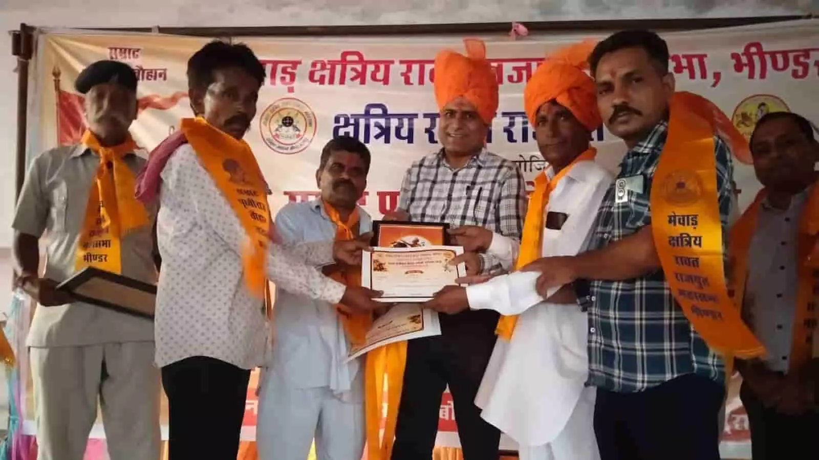 तस्वीर में भिंडर में आयोजित समारोह में मेधावी छात्रों को सम्मानित करते समाज के पदाधिकारी दिख रहे हैं। तस्वीर में भिंडर में आयोजित समारोह में मेधावी छात्रों को सम्मानित करते समाज के पदाधिकारी दिख रहे हैं।