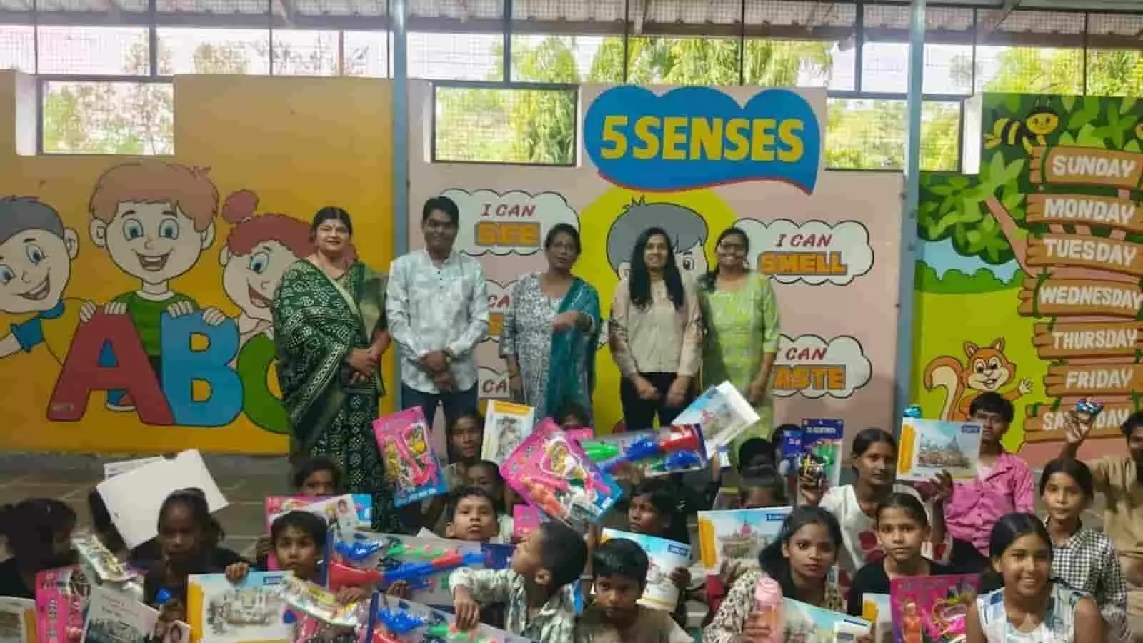 महावीर इंटरनेशनल यूथ केंद्र द्वारा कोटा में जरूरतमंद बच्चों को स्टेशनरी और खिलौने वितरित किए गए। महावीर इंटरनेशनल यूथ केंद्र द्वारा कोटा में जरूरतमंद बच्चों को स्टेशनरी और खिलौने वितरित किए गए।