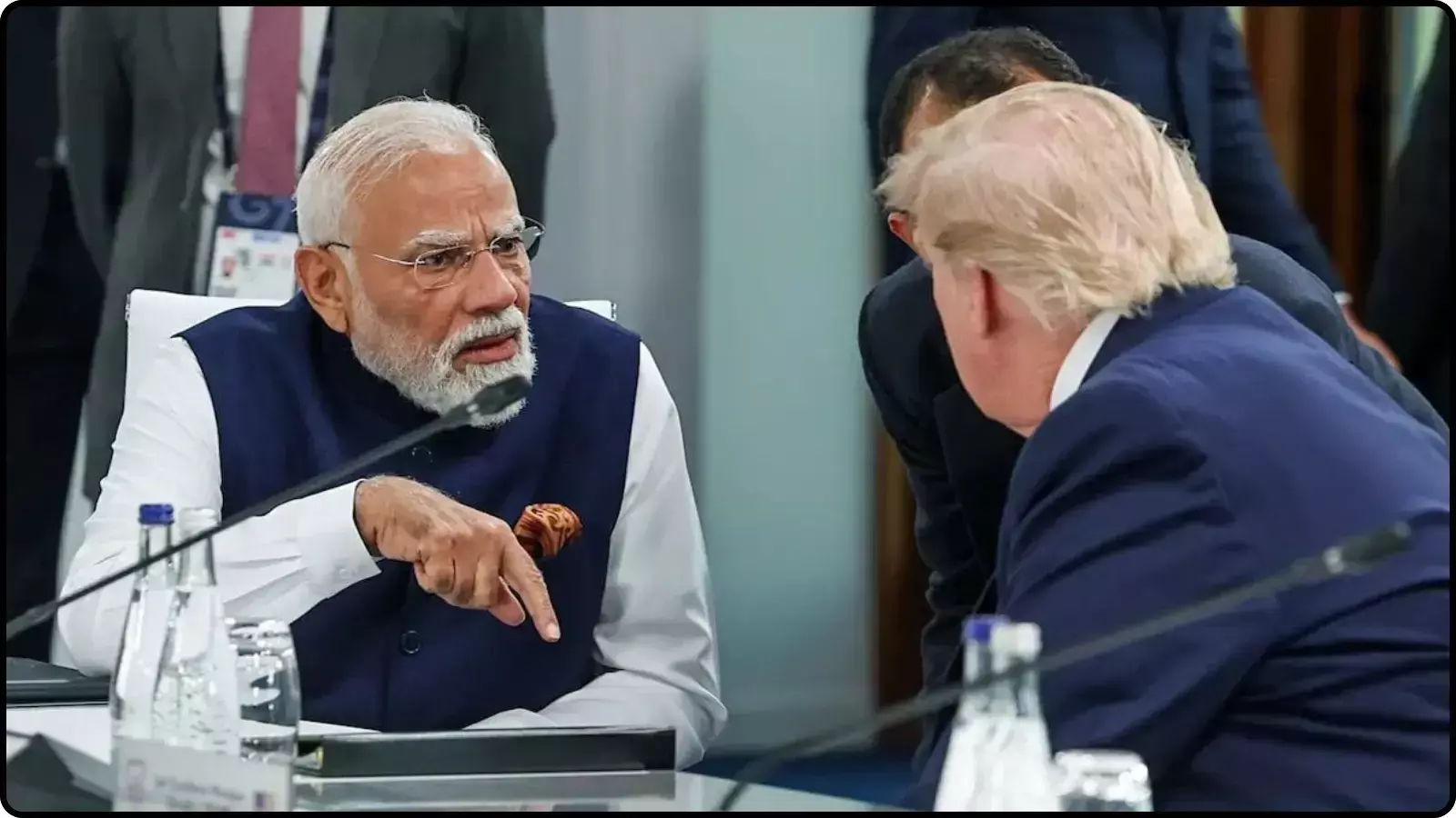 गोल मेज पर बैठे हुए प्रधानमंत्री नरेंद्र मोदी और उनके पास खड़े अमेरिकी राष्ट्रपति डोनाल्ड ट्रंप जी7 शिखर सम्मेलन के संदर्भ में दिख रहे हैं। गोल मेज पर बैठे हुए प्रधानमंत्री नरेंद्र मोदी और उनके पास खड़े अमेरिकी राष्ट्रपति डोनाल्ड ट्रंप जी7 शिखर सम्मेलन के संदर्भ में दिख रहे हैं।