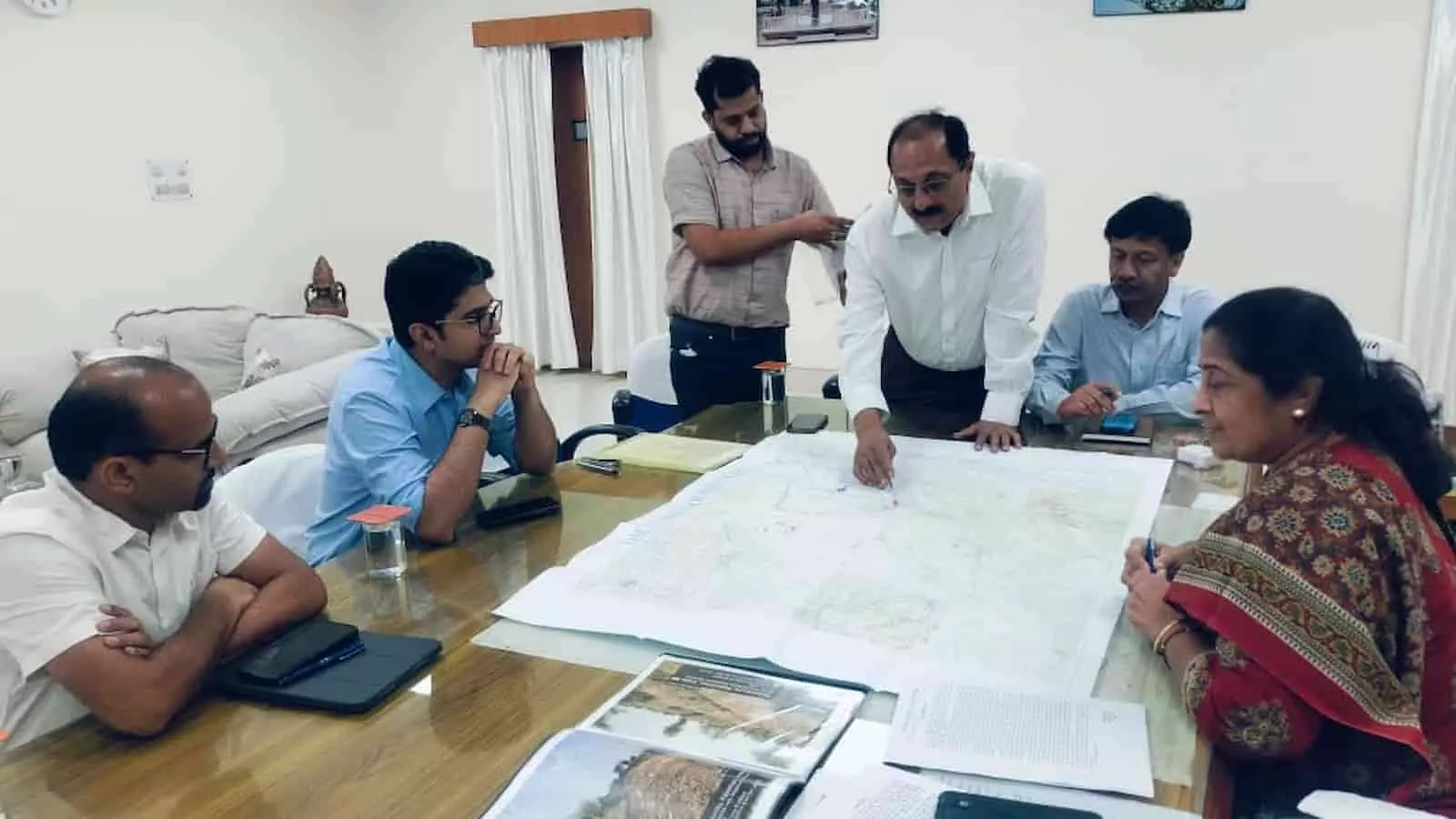 भरतपुर में पांचना बांध जल विवाद पर प्रशासनिक अधिकारियों की समीक्षा बैठक करतीं संभागीय आयुक्त नलिनी कठोतिया। भरतपुर में पांचना बांध जल विवाद पर प्रशासनिक अधिकारियों की समीक्षा बैठक करतीं संभागीय आयुक्त नलिनी कठोतिया।