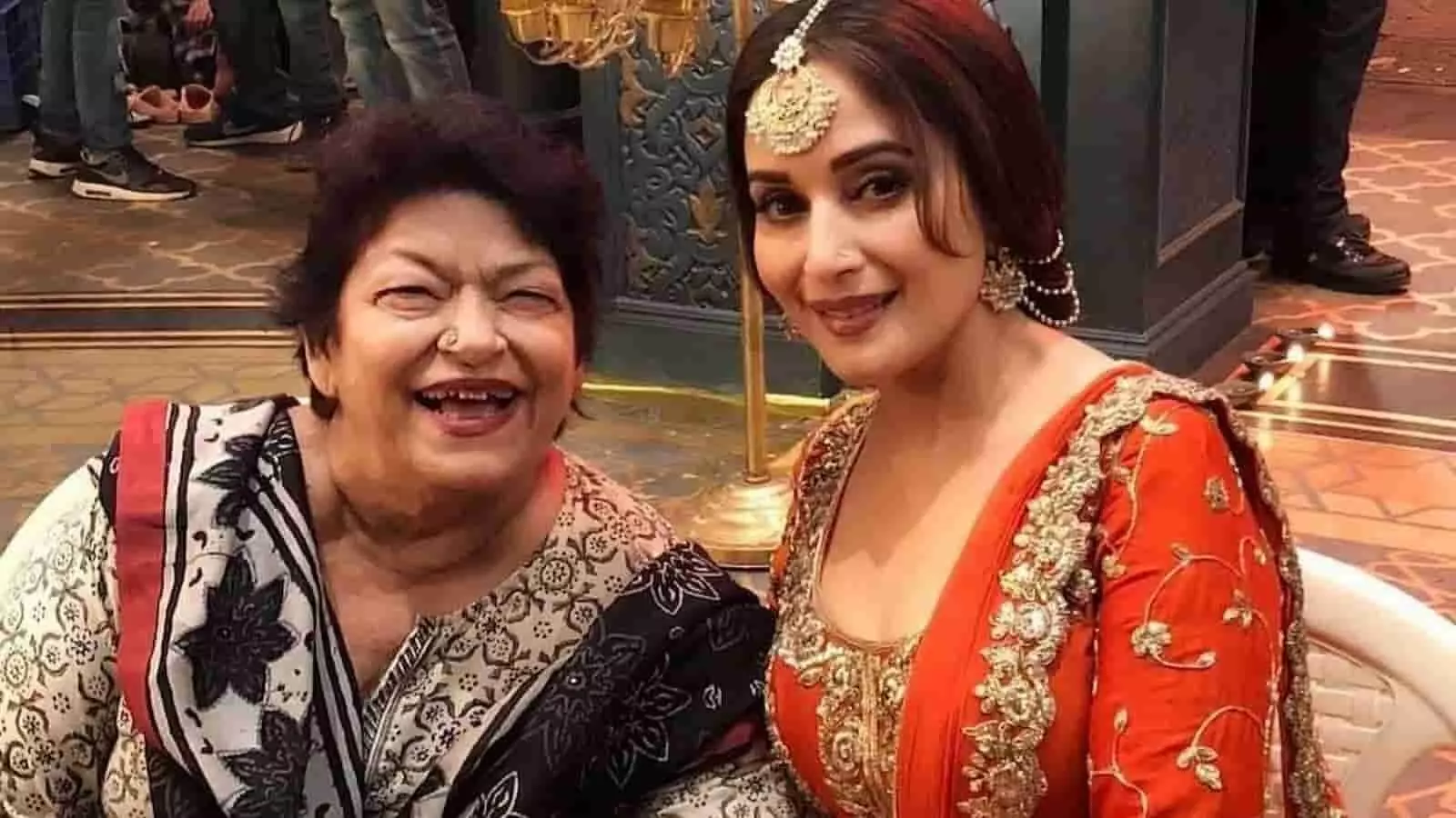 तस्वीर में माधुरी दीक्षित मशहूर कोरियोग्राफर सरोज खान के साथ सेट पर बैठी दिख रही हैं। तस्वीर में माधुरी दीक्षित मशहूर कोरियोग्राफर सरोज खान के साथ सेट पर बैठी दिख रही हैं।